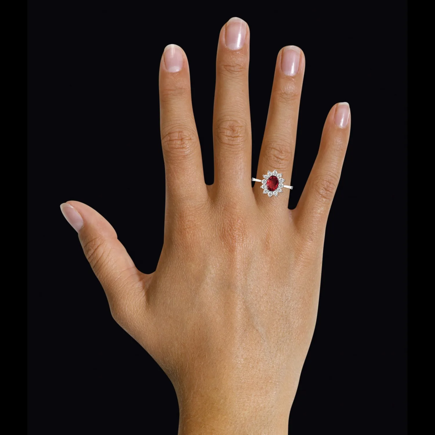 Anillo « entourage » en oro blanco con rubí ovalado y diamantes redondos 