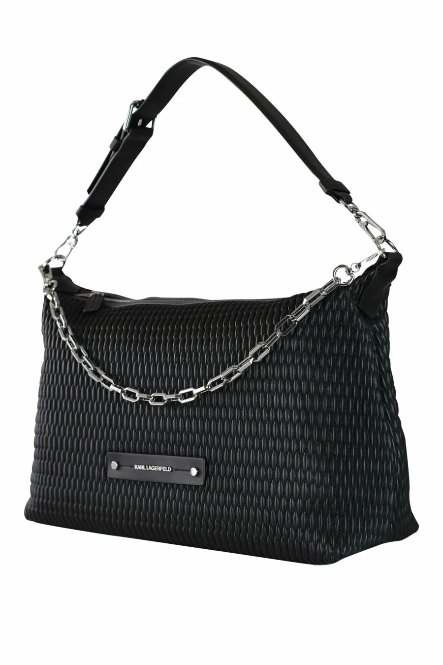 Bolso negro acolchado con minilogo en metal