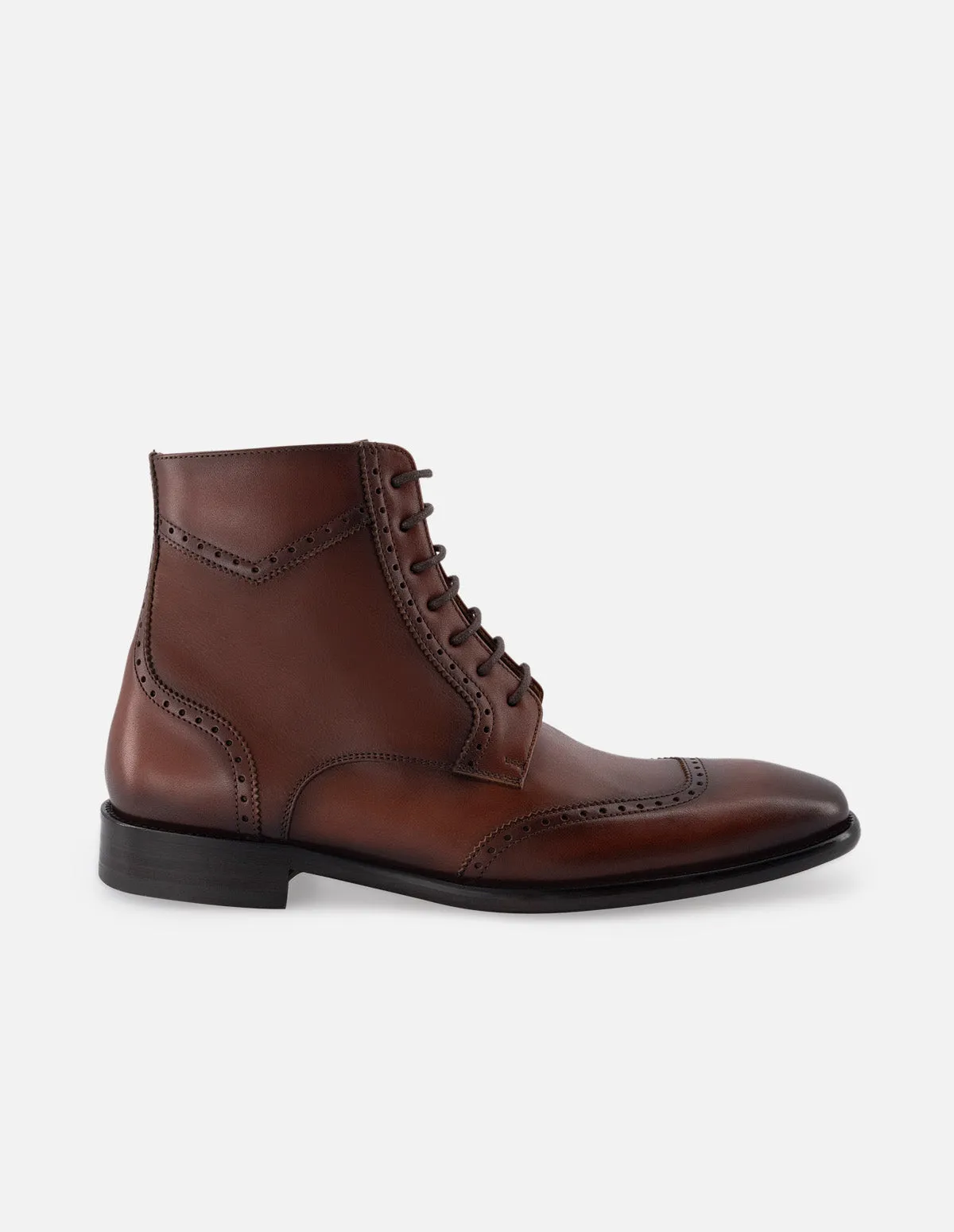 Botin de cordones en piel napa color caoba con detalles de ensombrecidos y picado María para hombre