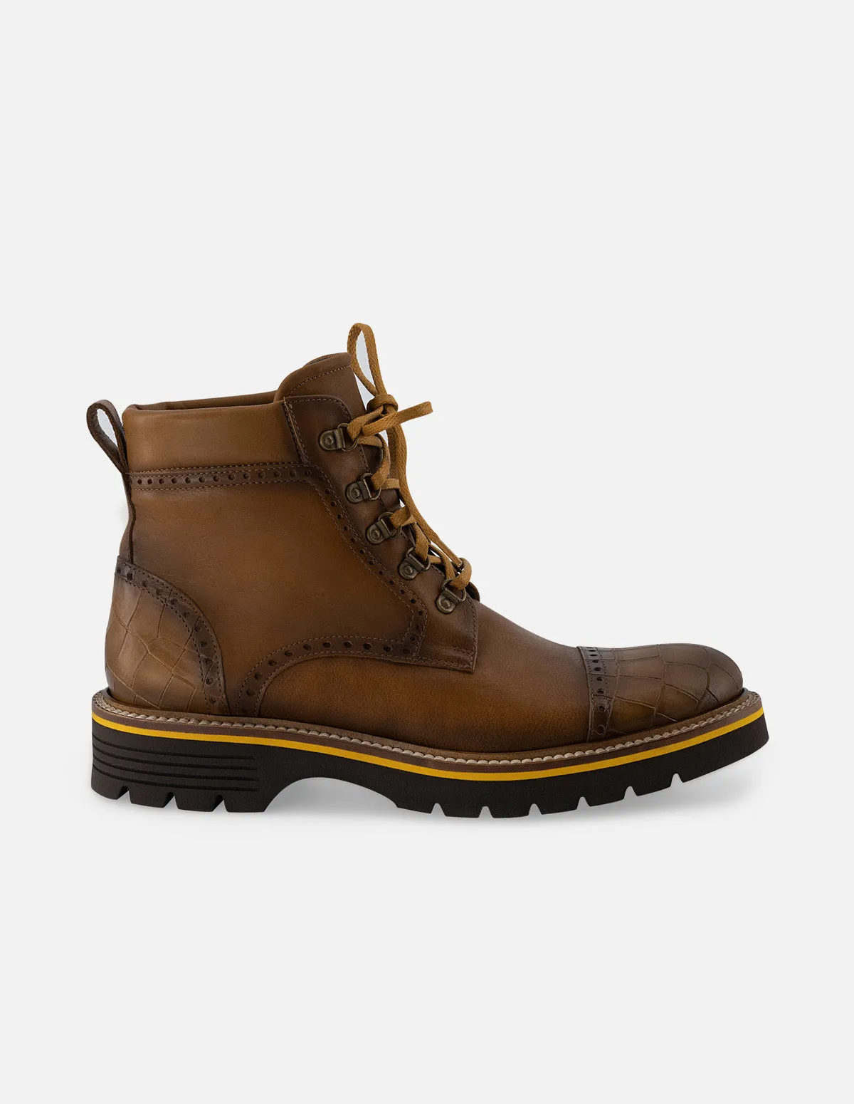 Botin de cordones en piel napa color cuero con detalles de ensombrecidos  para hombre