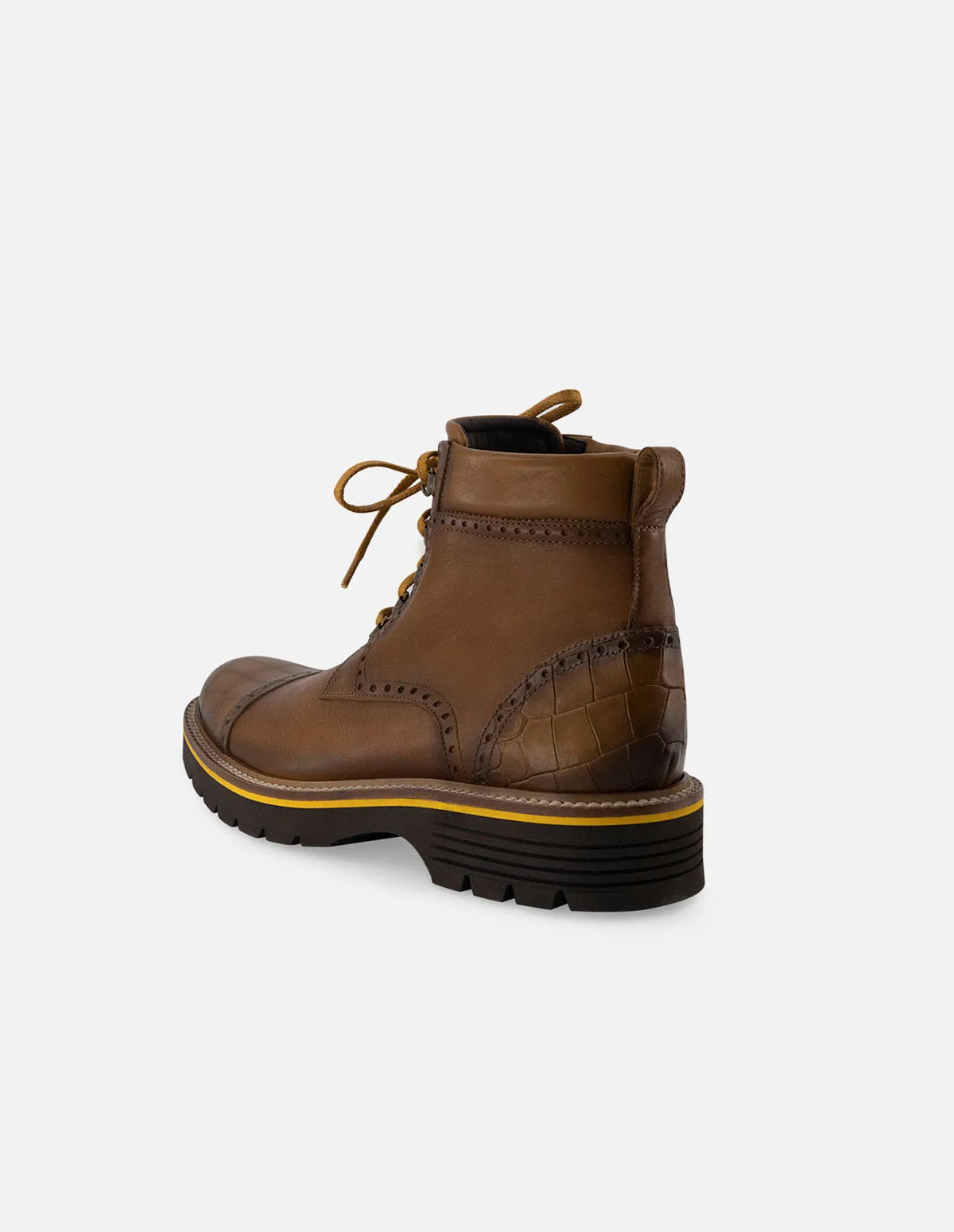 Botin de cordones en piel napa color cuero con detalles de ensombrecidos  para hombre