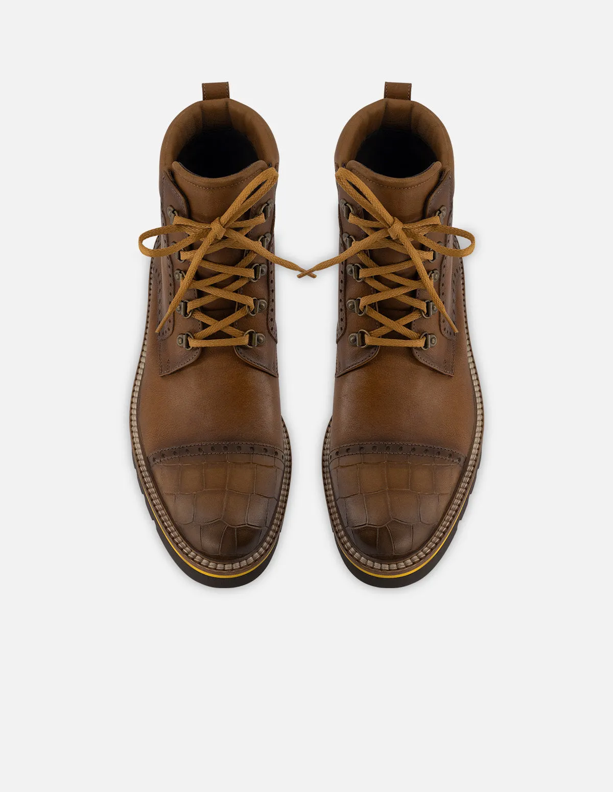 Botin de cordones en piel napa color cuero con detalles de ensombrecidos  para hombre