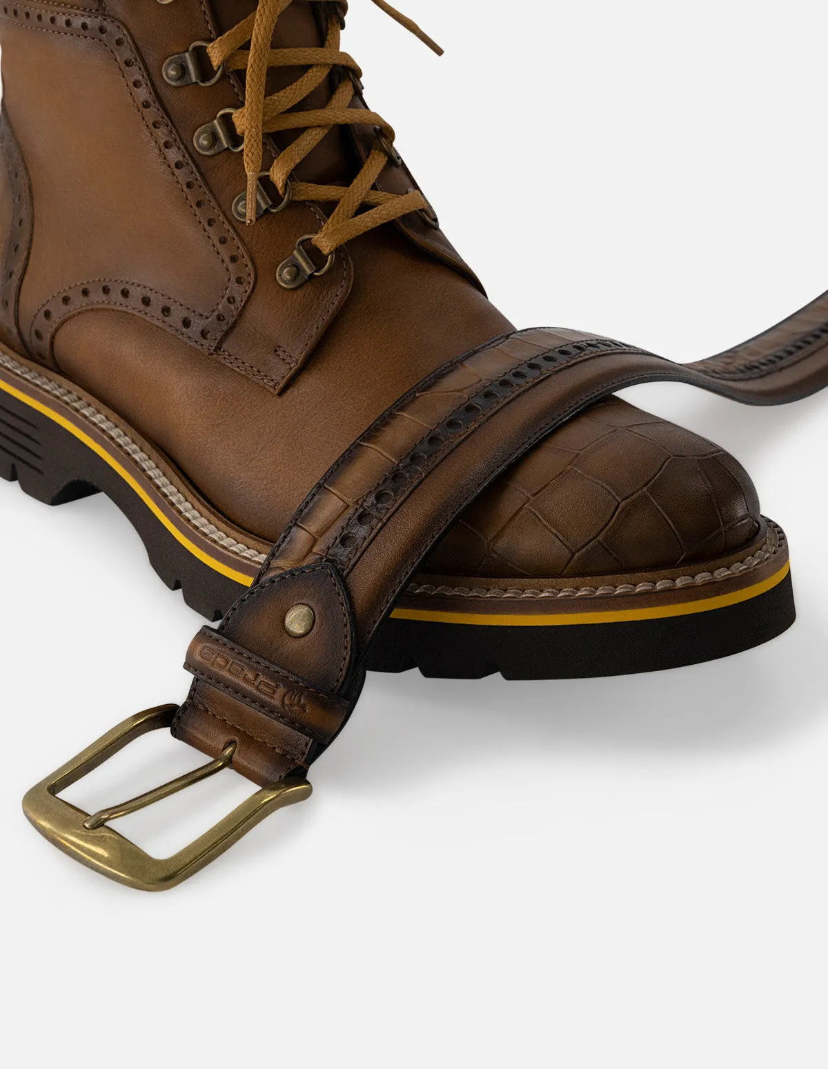 Botin de cordones en piel napa color cuero con detalles de ensombrecidos  para hombre