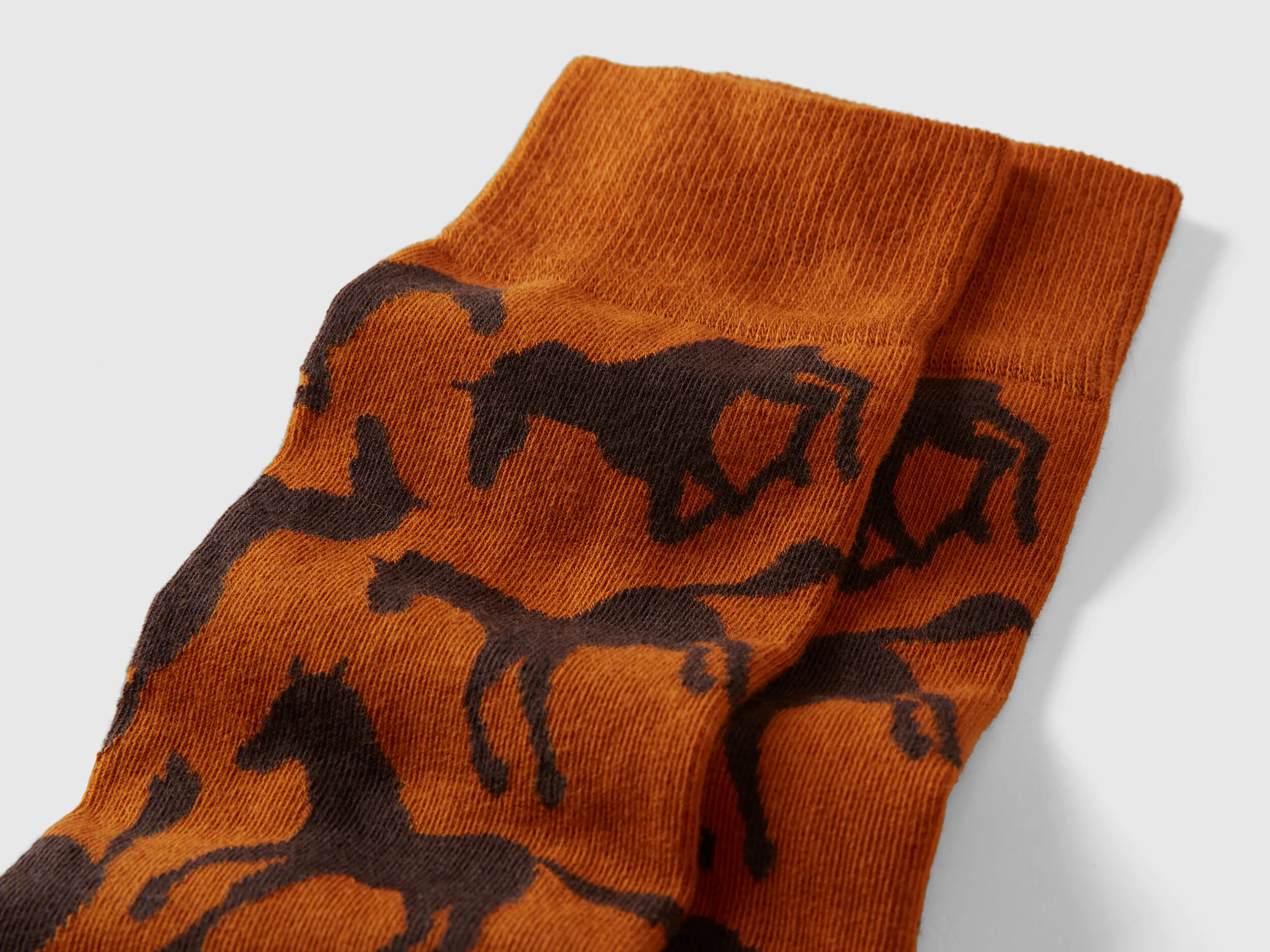 Calcetines largos camel con caballos