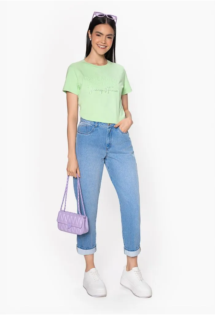 Camiseta con relieve y apliques hot fix