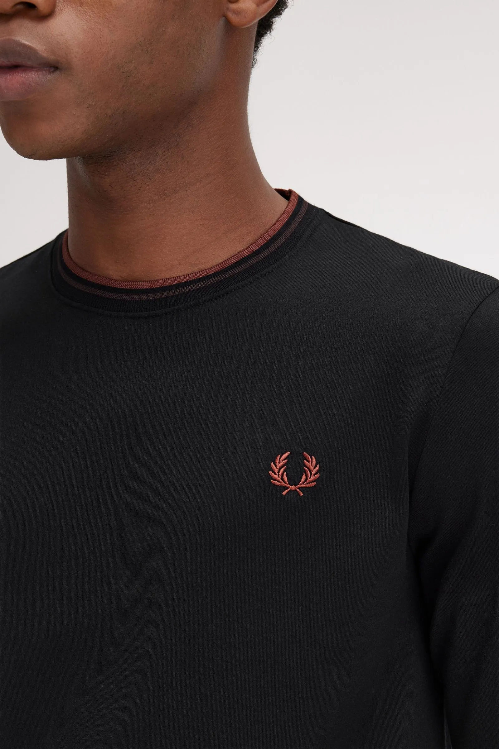 Camiseta con ribete con dos franjas