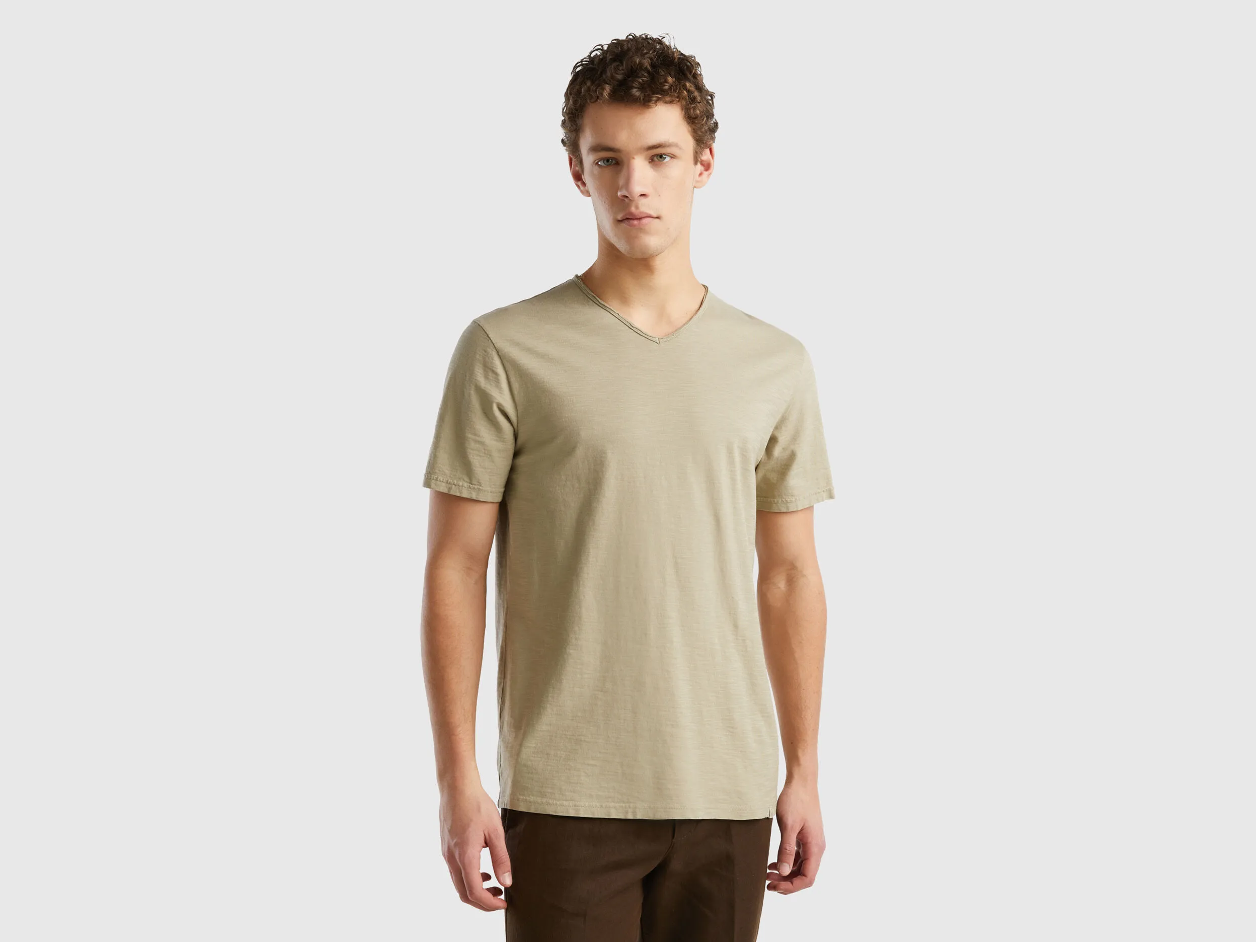 Camiseta de 100 % algodón con escote de pico