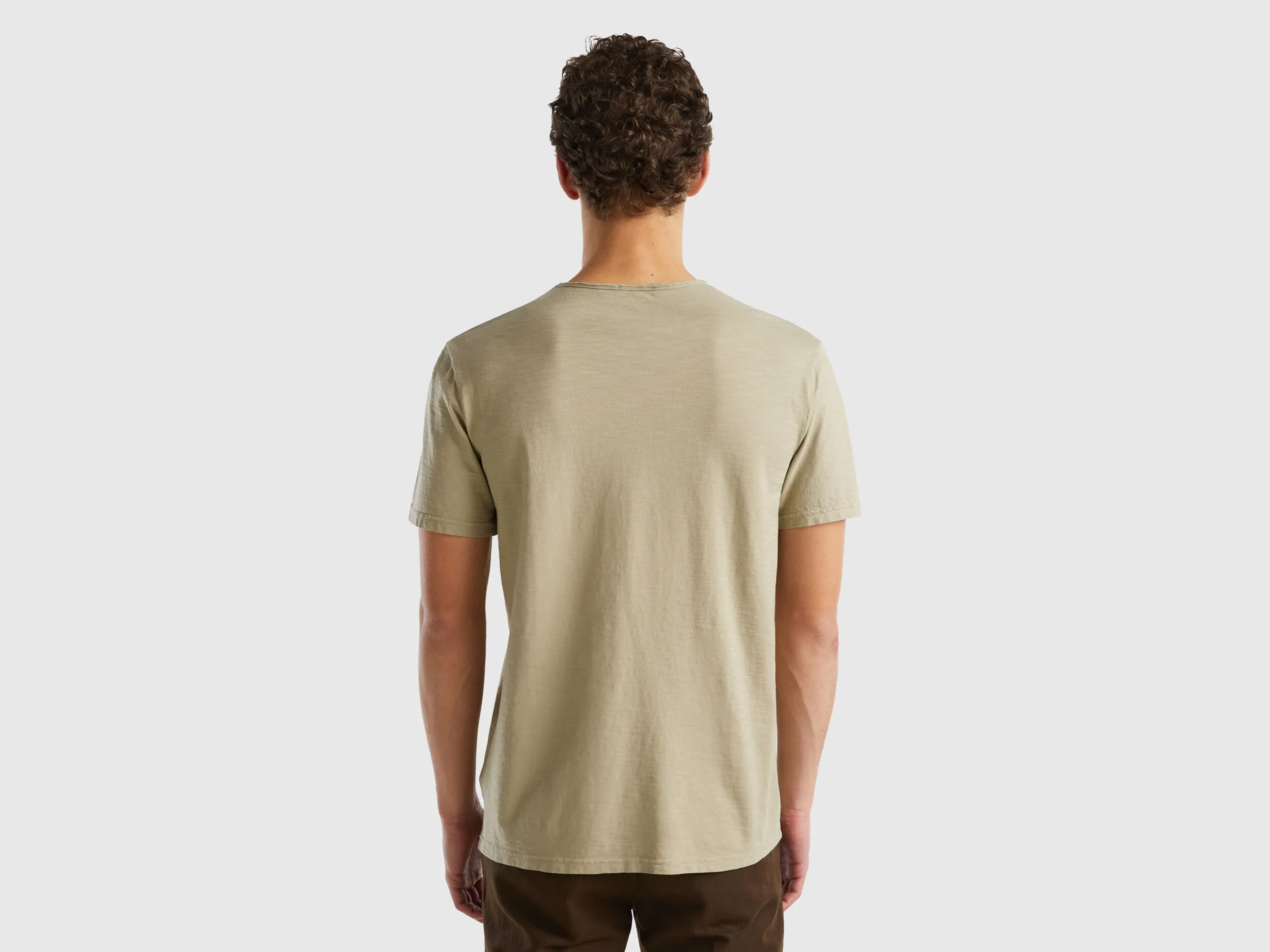 Camiseta de 100 % algodón con escote de pico