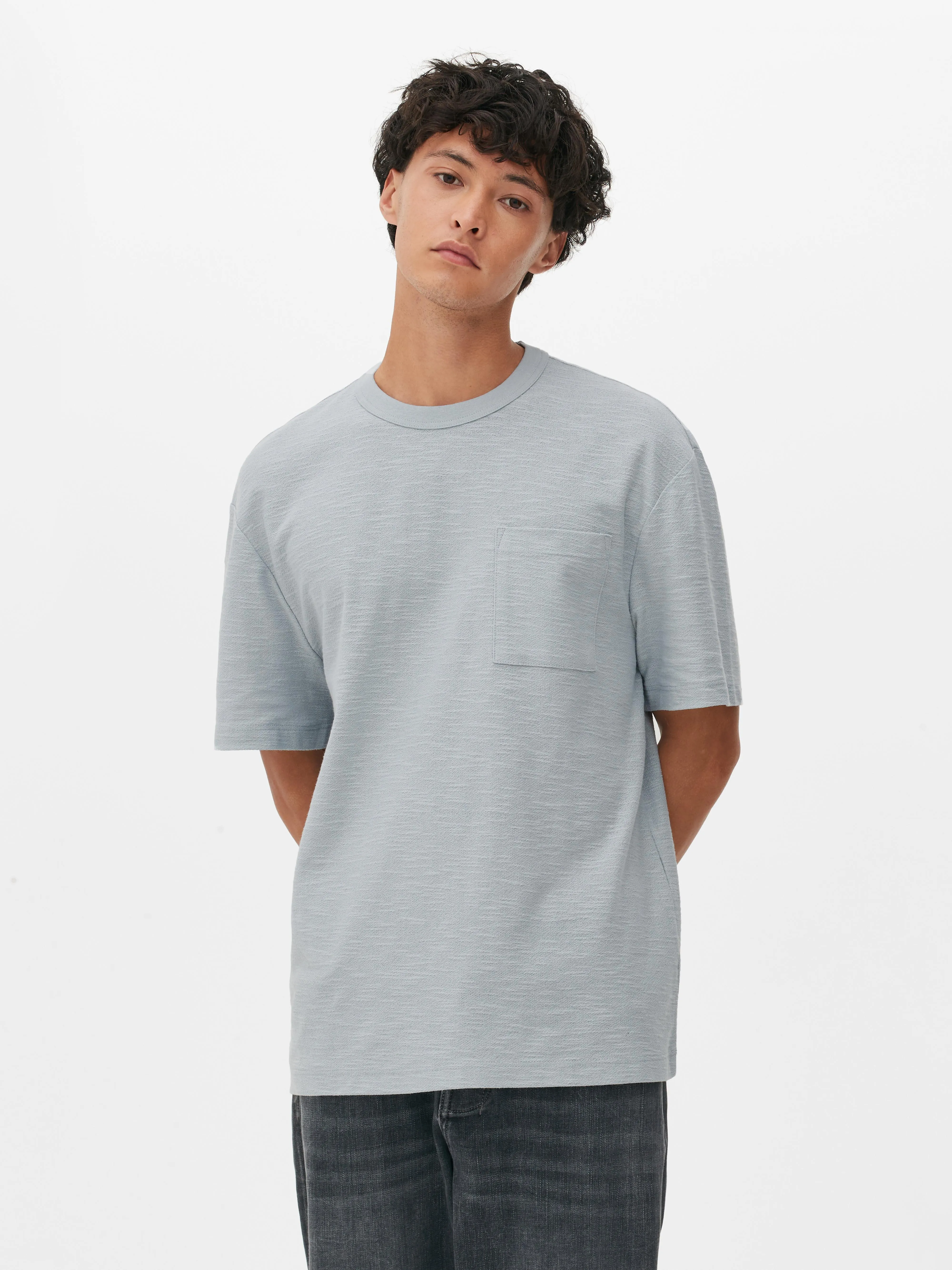 Camiseta de crepé con bolsillo de plastrón
