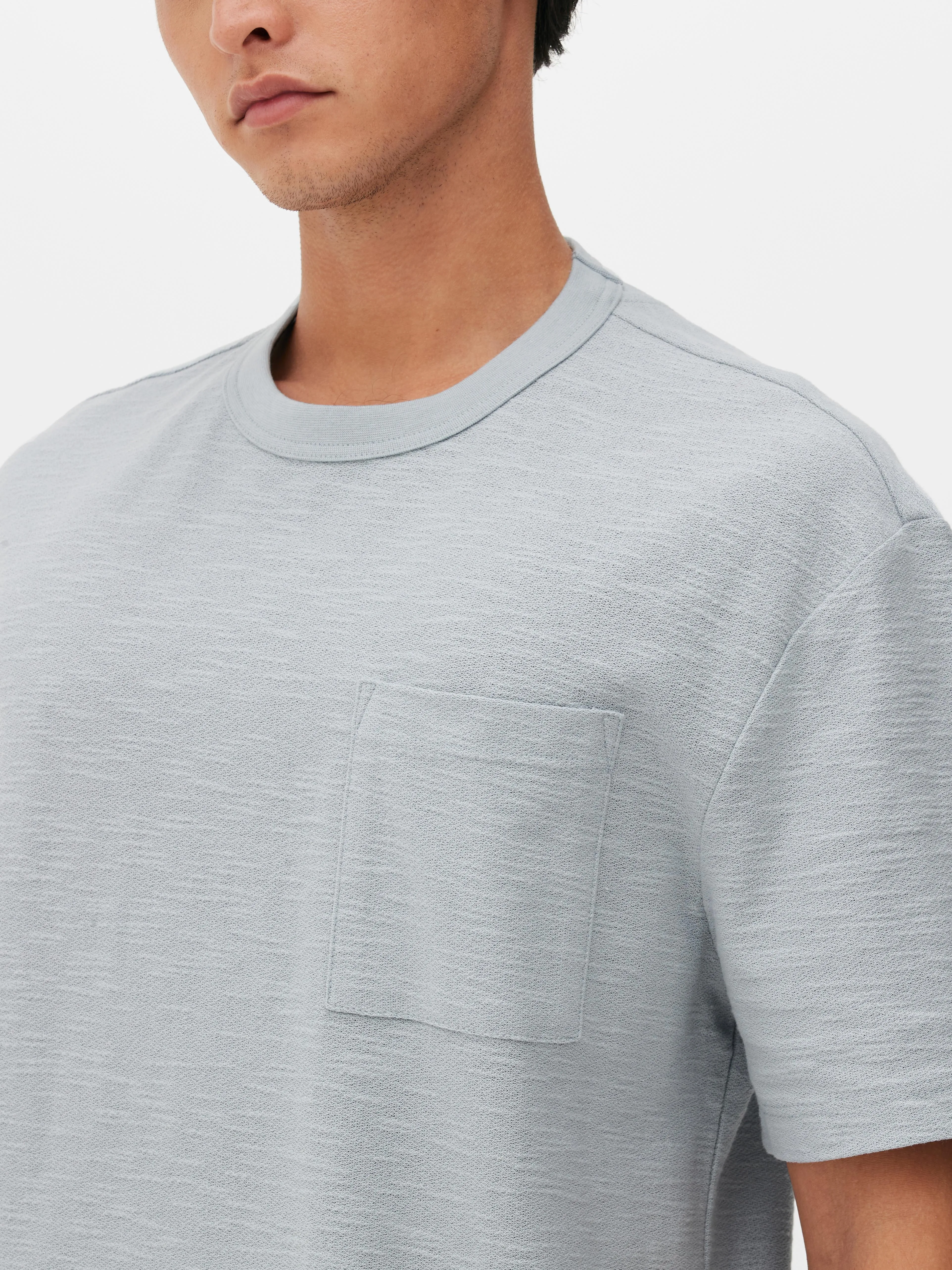 Camiseta de crepé con bolsillo de plastrón
