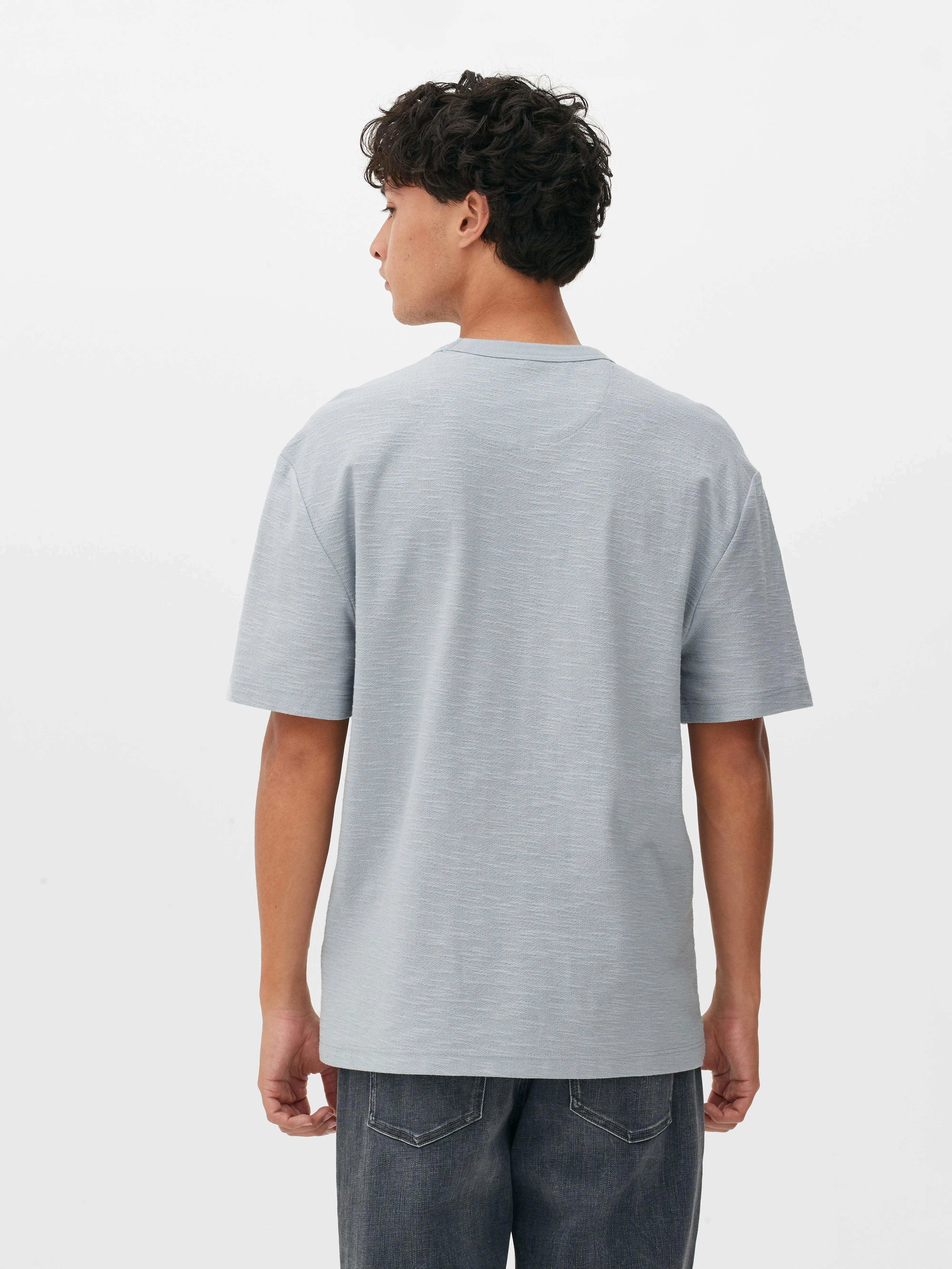 Camiseta de crepé con bolsillo de plastrón
