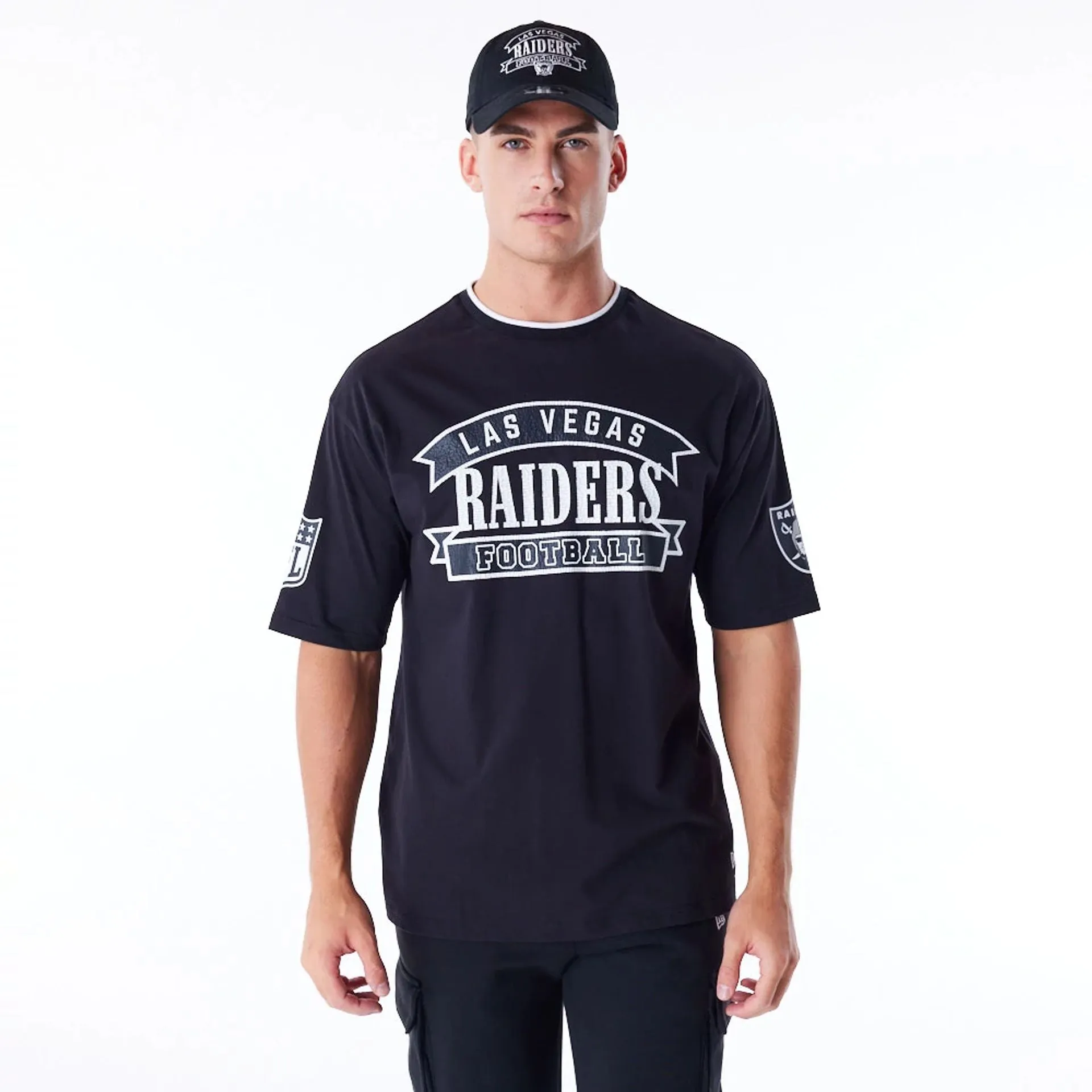 Camiseta extragrande negra con gráfico de Las Vegas Raiders de la NFL.