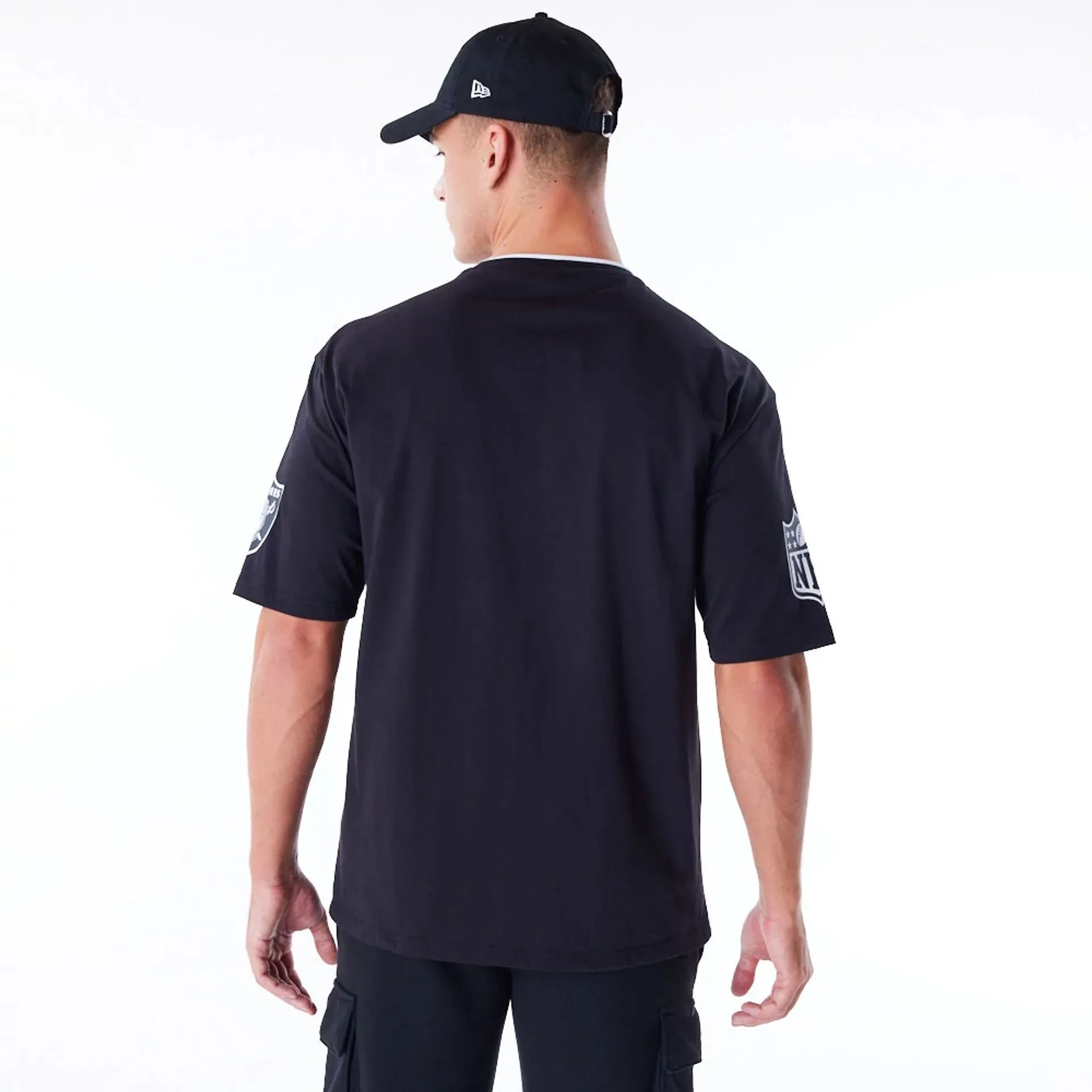 Camiseta extragrande negra con gráfico de Las Vegas Raiders de la NFL.