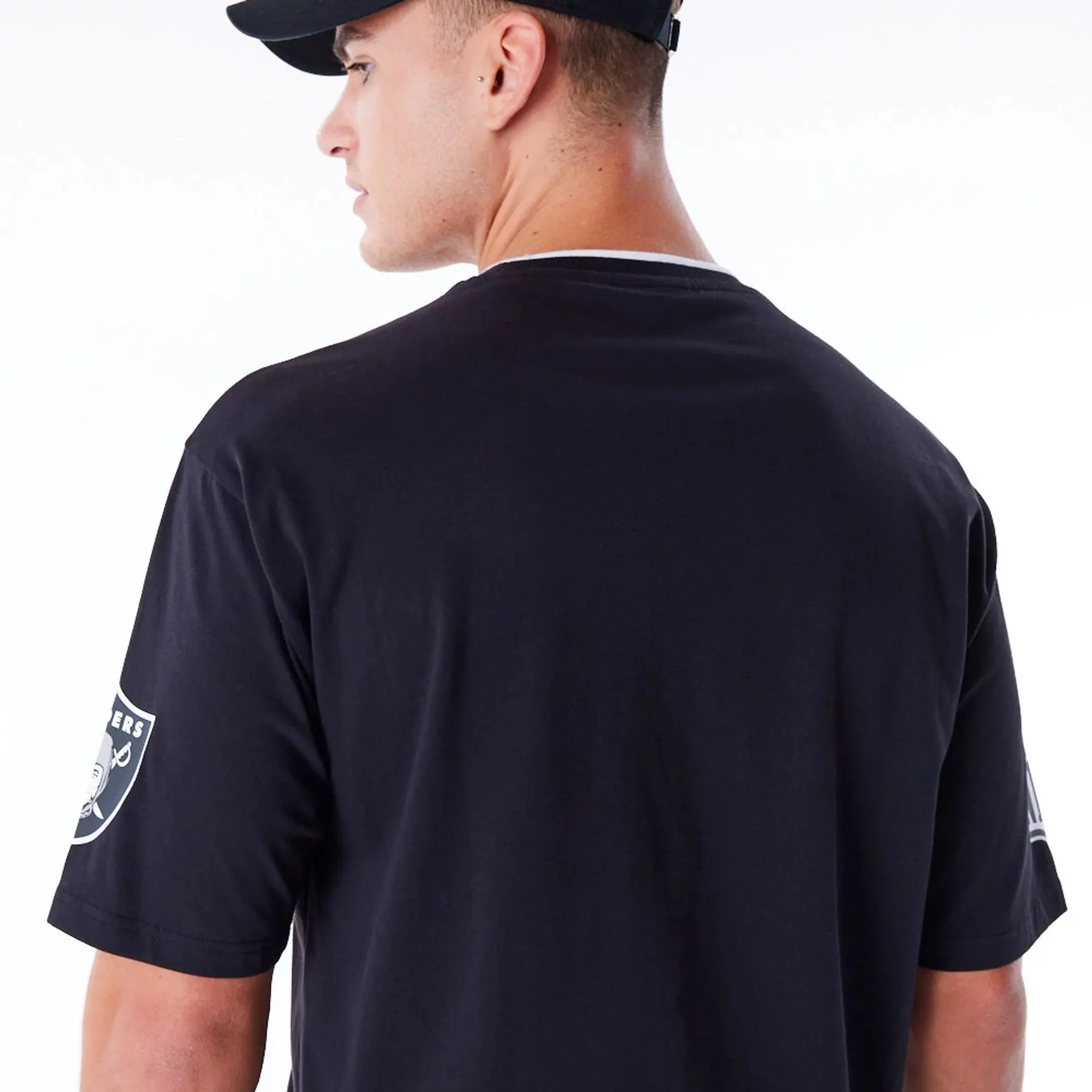 Camiseta extragrande negra con gráfico de Las Vegas Raiders de la NFL.