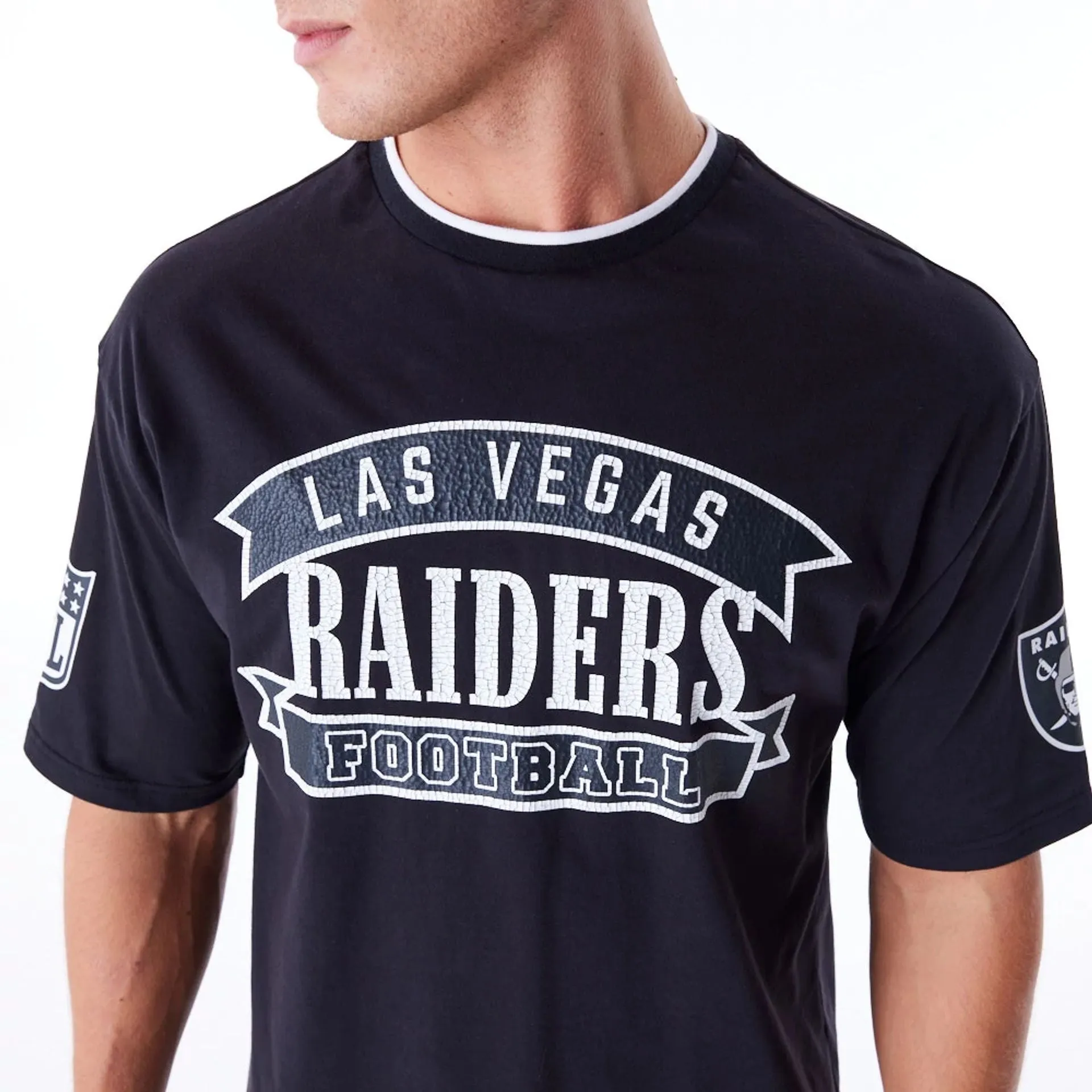 Camiseta extragrande negra con gráfico de Las Vegas Raiders de la NFL.