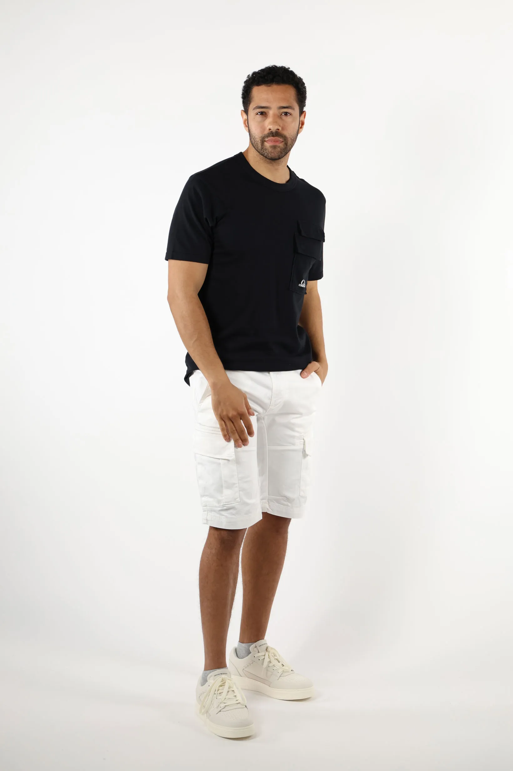Camiseta negra con bolsillos y minilogo 