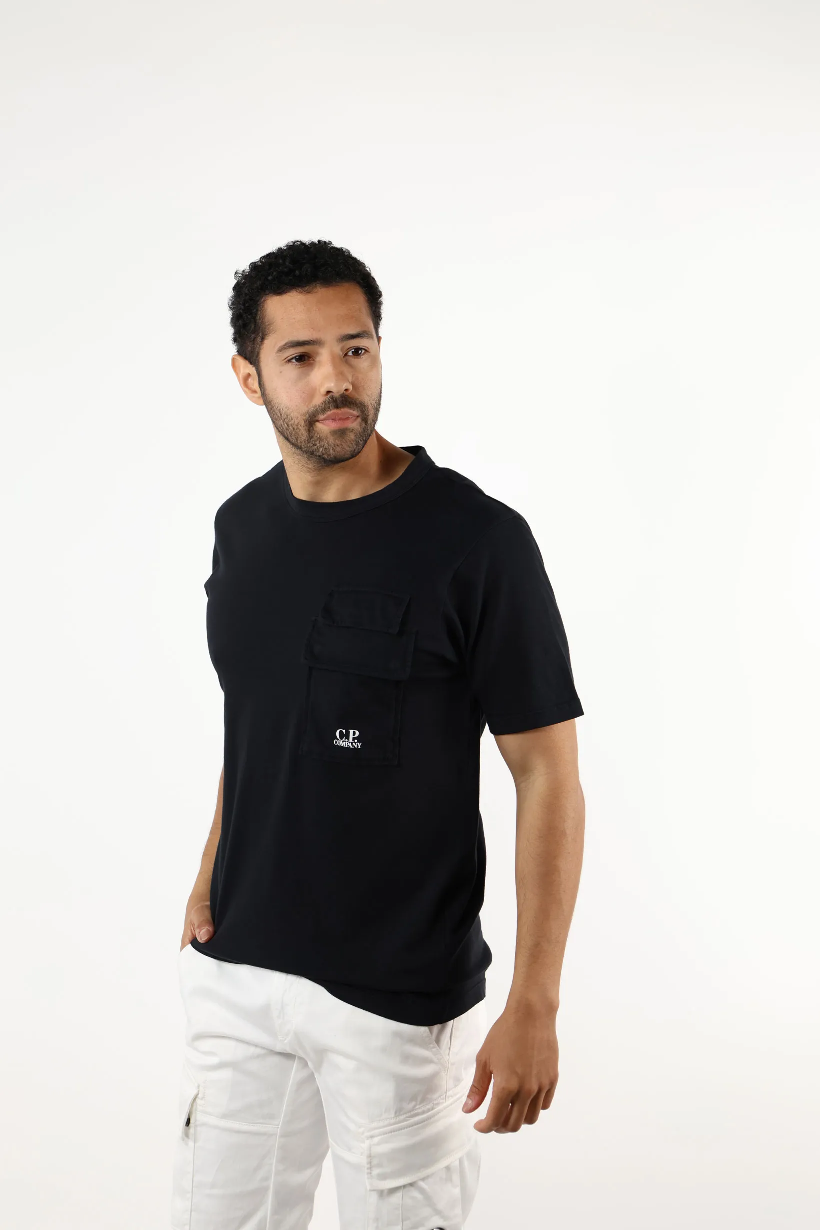 Camiseta negra con bolsillos y minilogo 