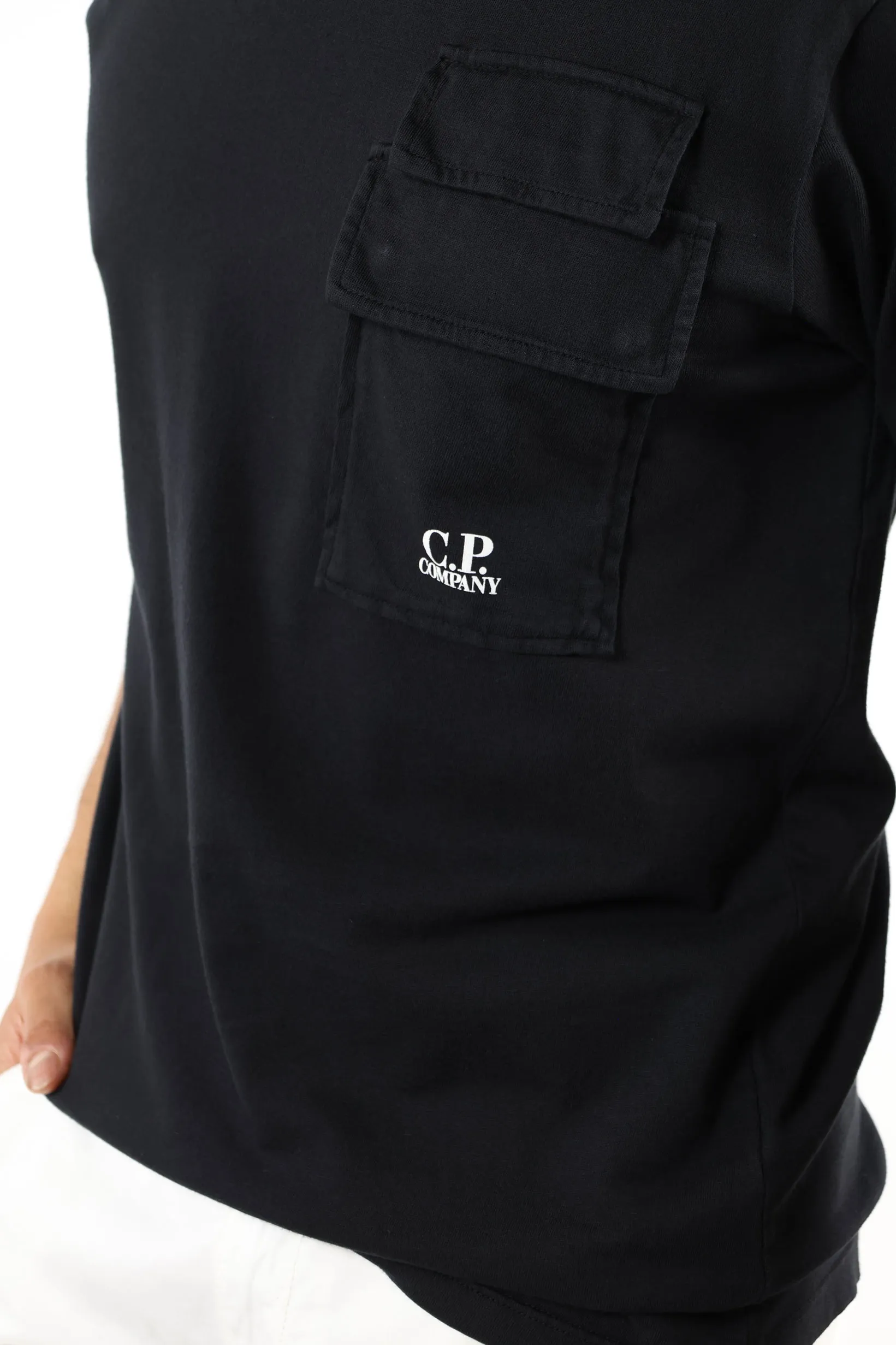 Camiseta negra con bolsillos y minilogo 