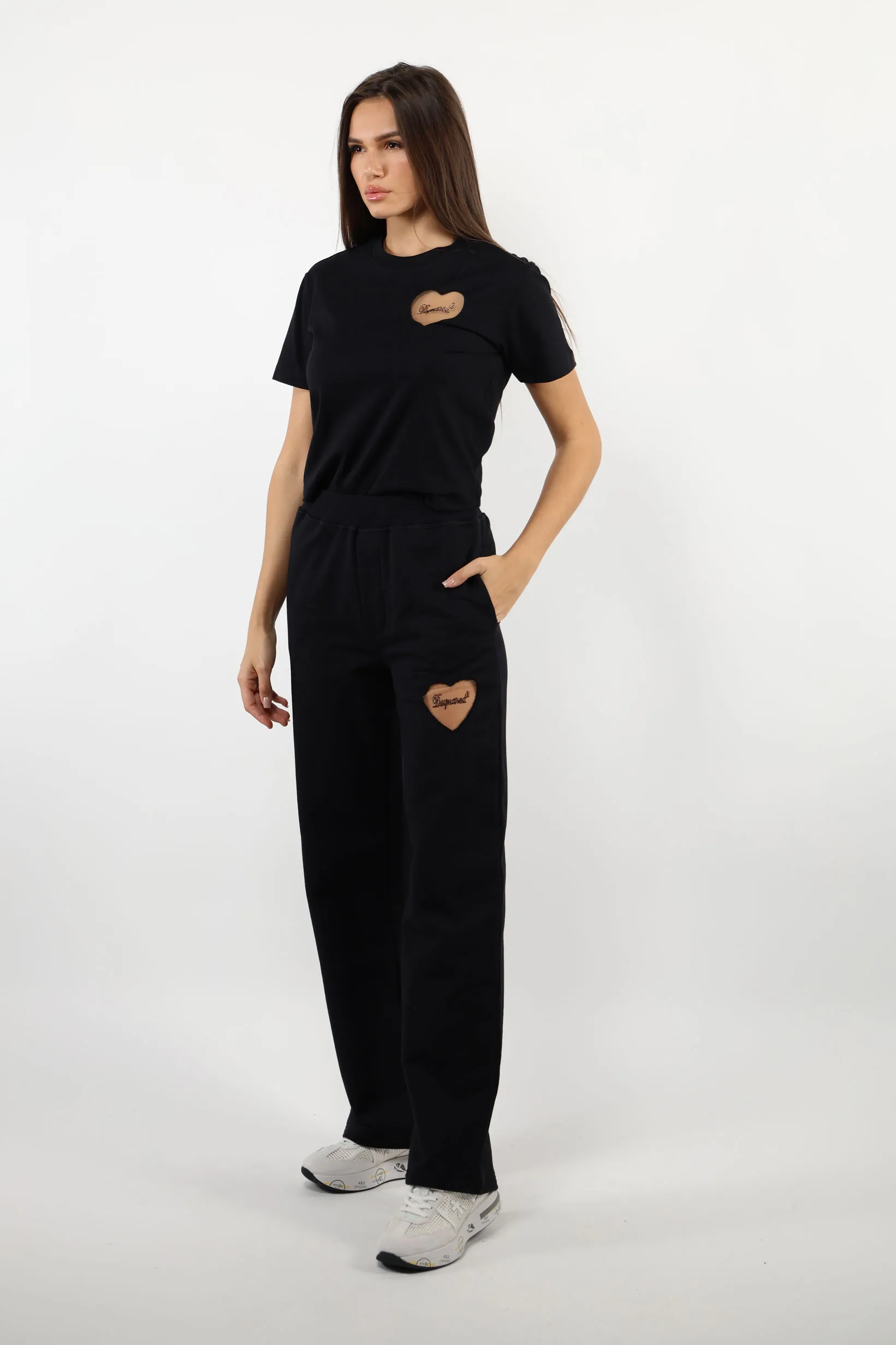Camiseta negra con logo corazón transparente
