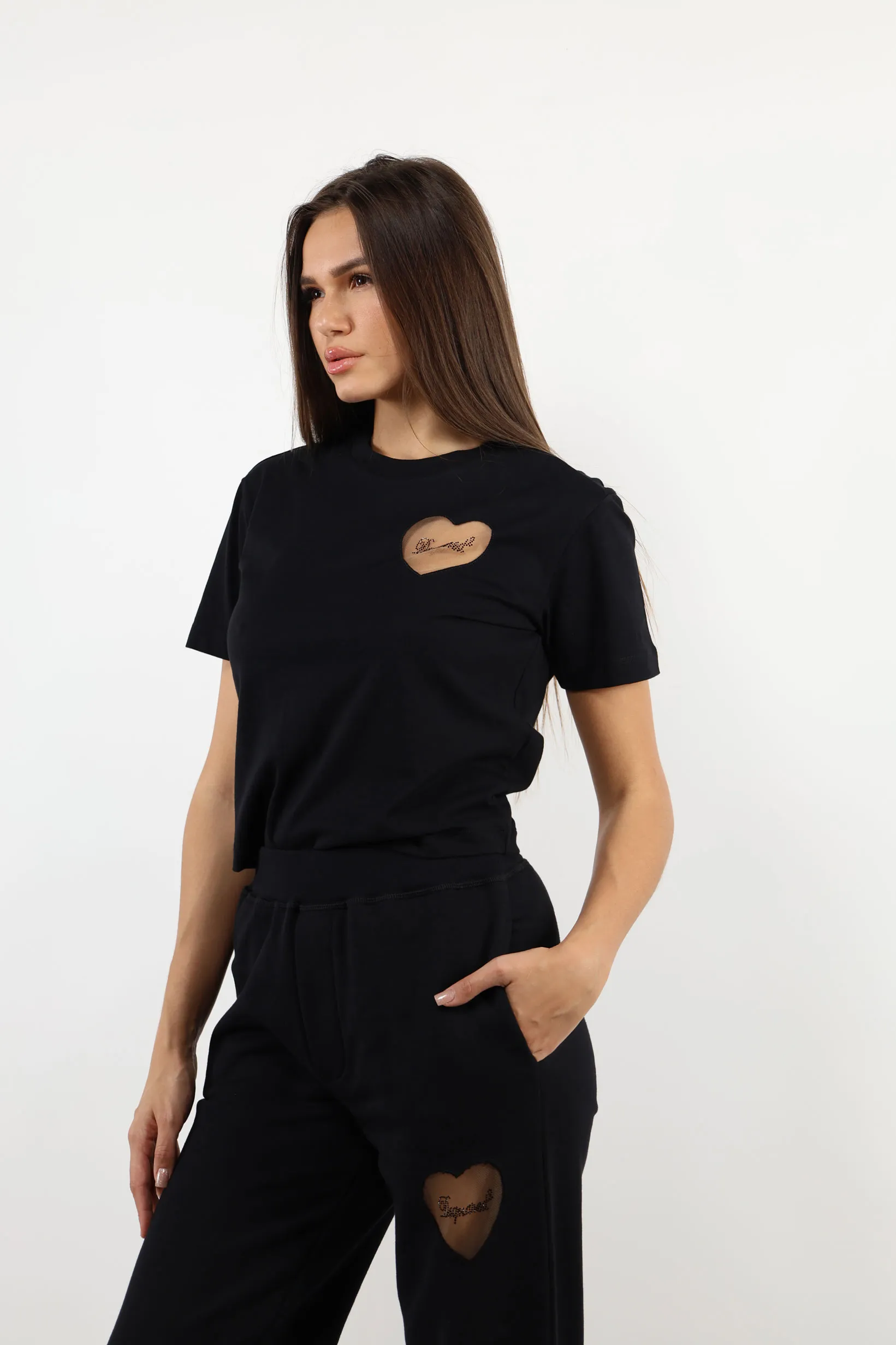Camiseta negra con logo corazón transparente