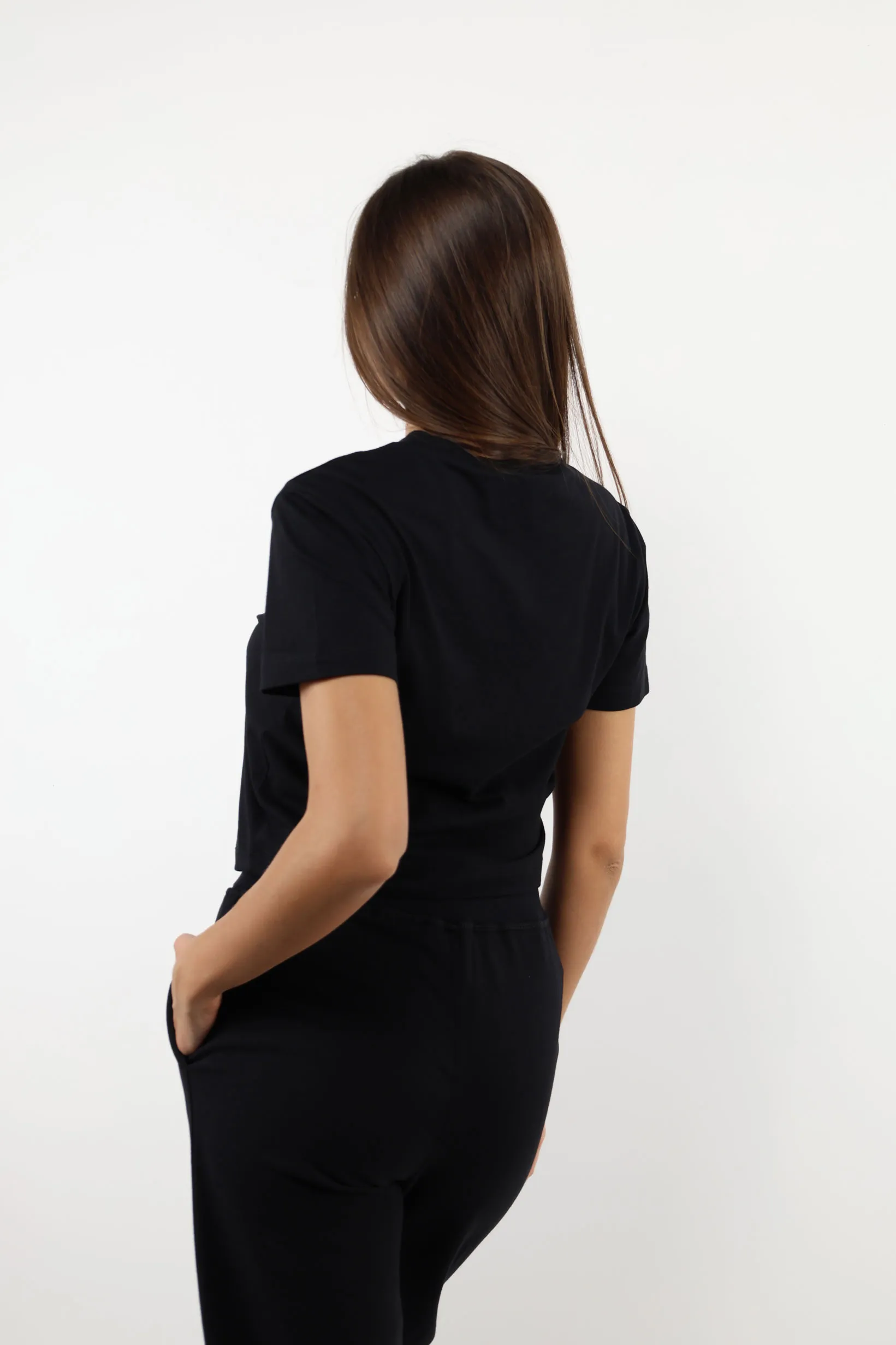 Camiseta negra con logo corazón transparente