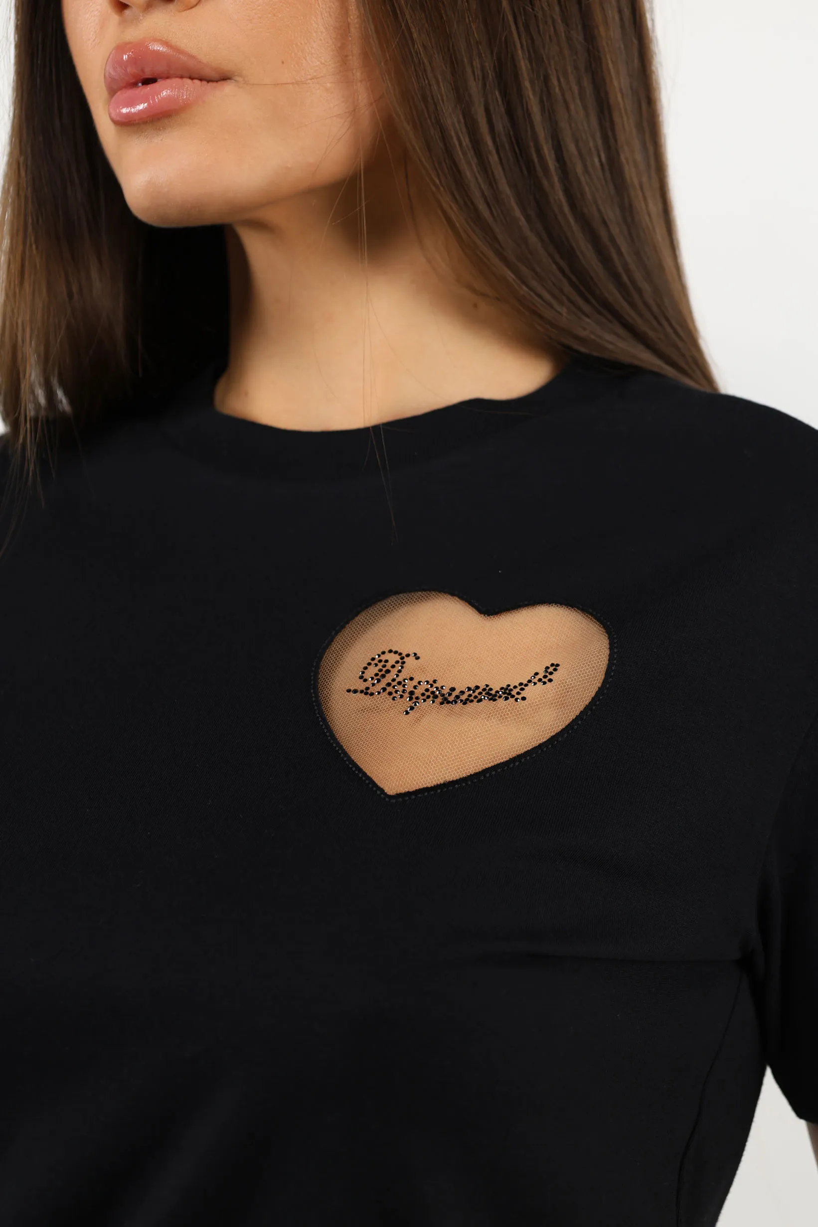 Camiseta negra con logo corazón transparente