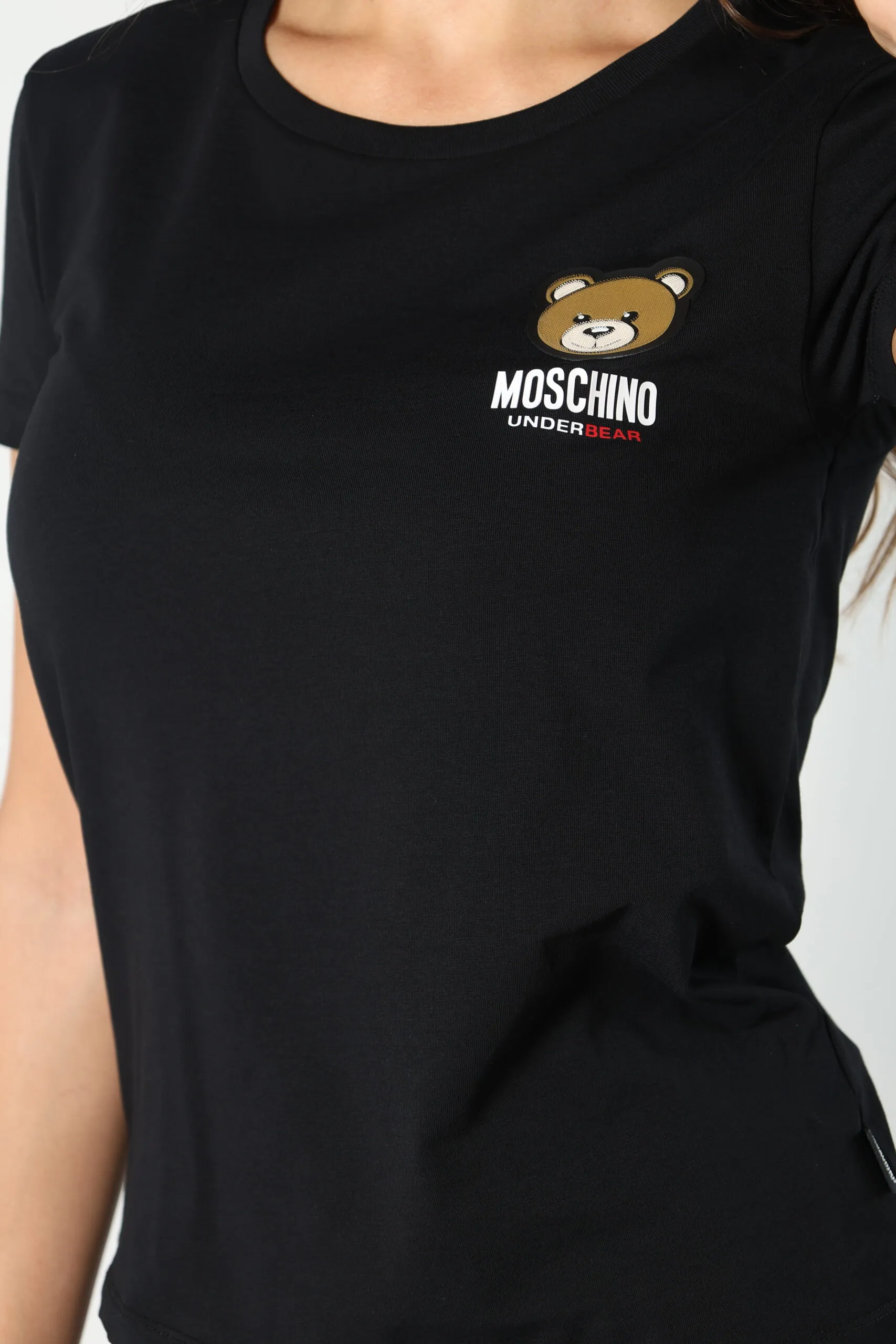 Camiseta negra con logo parche oso 