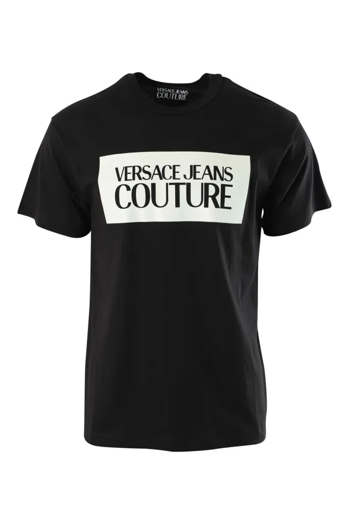 Camiseta negra con maxilogo en contraste