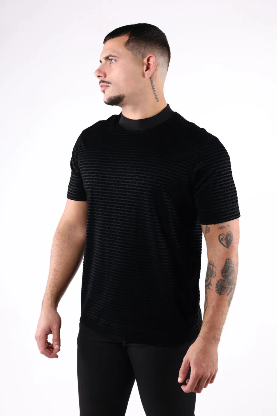 Camiseta negra con minilogo en letras 
