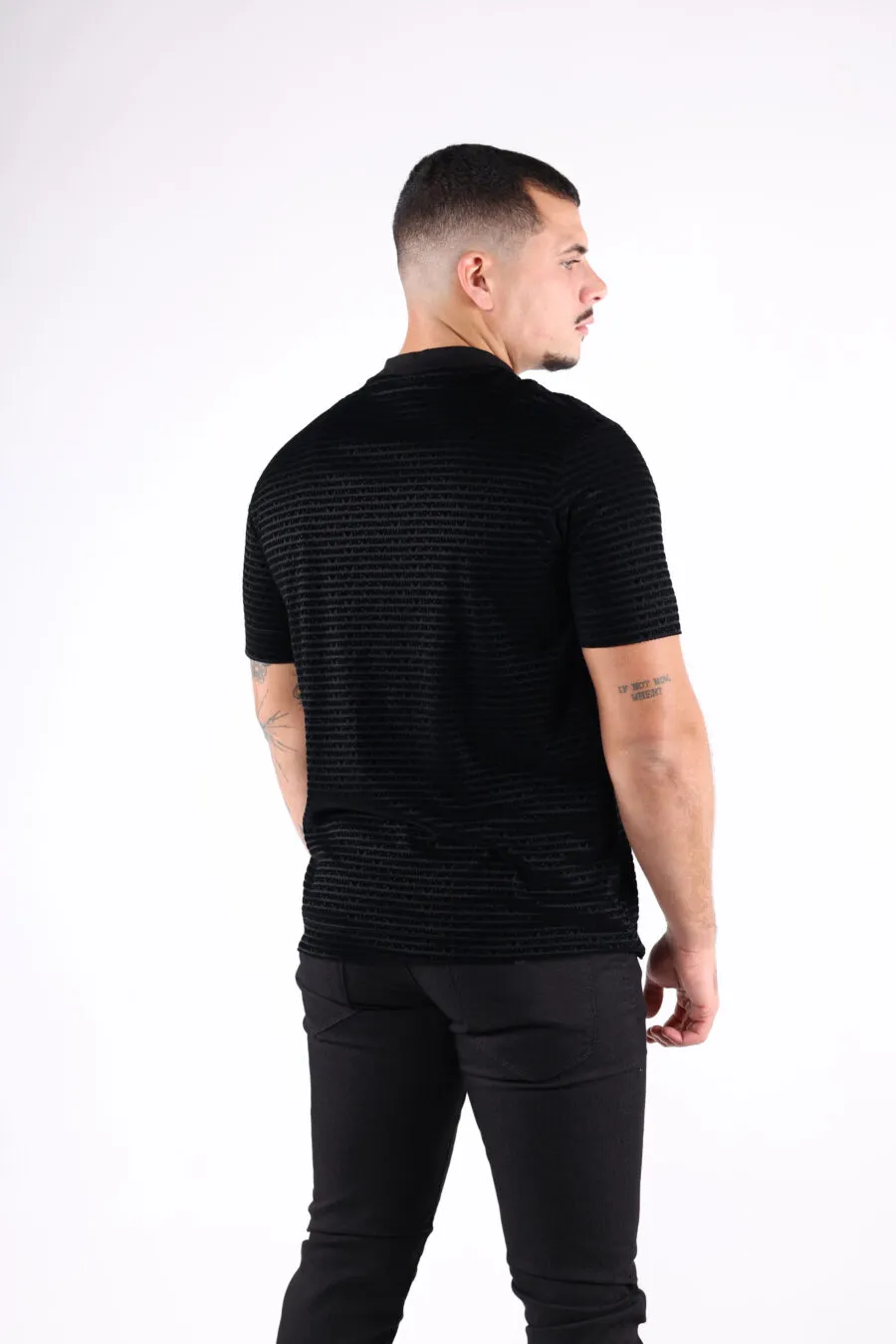 Camiseta negra con minilogo en letras 