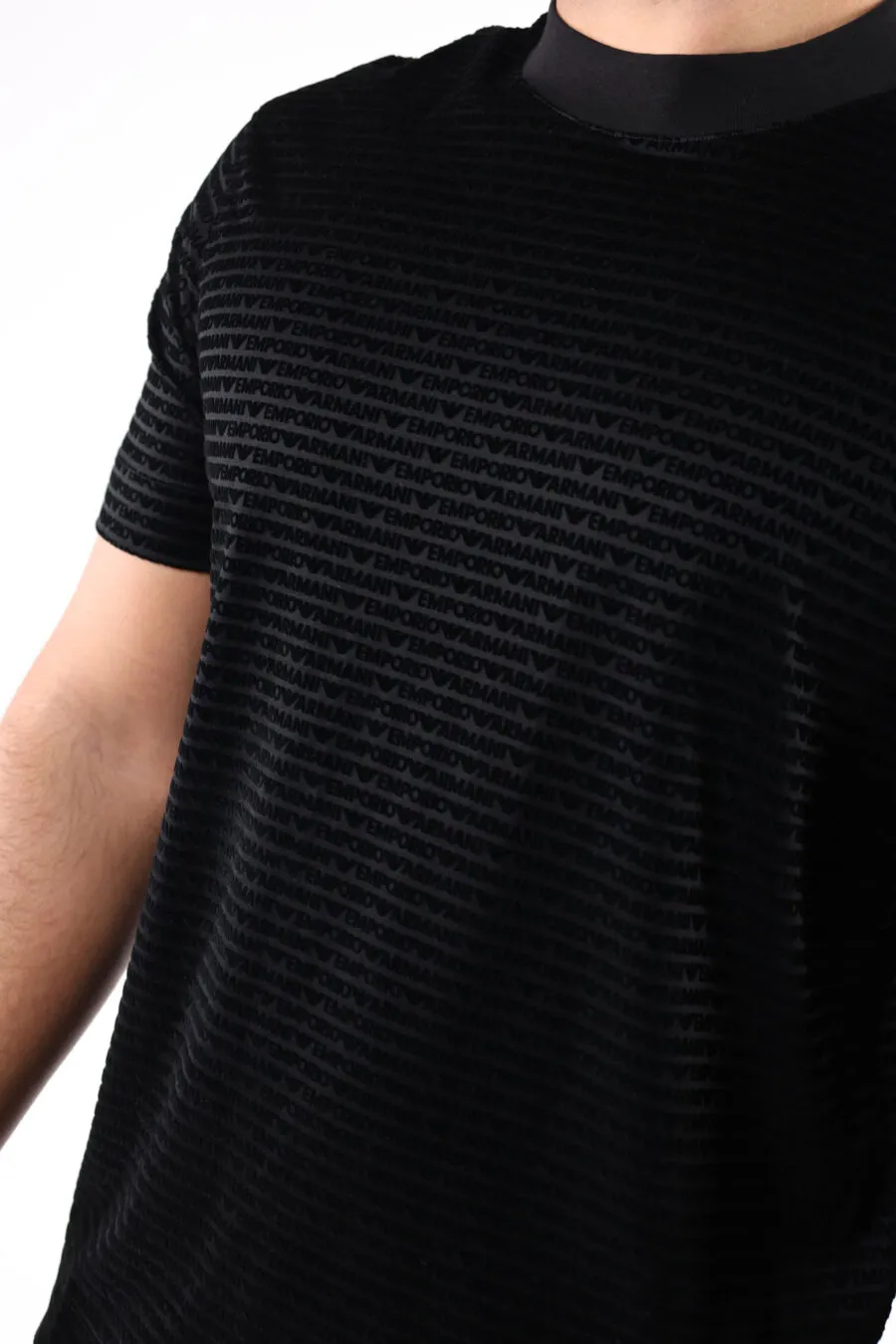Camiseta negra con minilogo en letras 