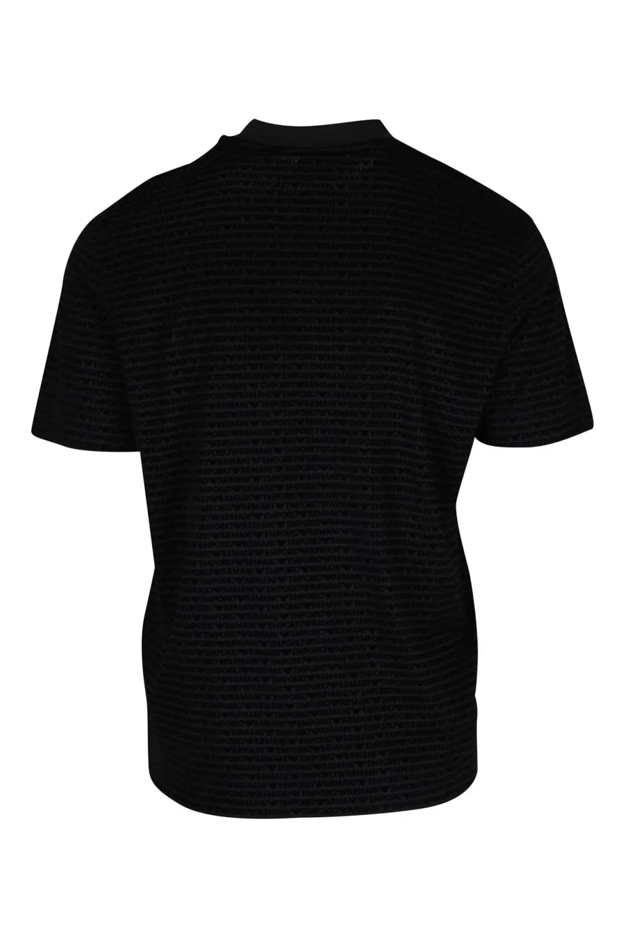 Camiseta negra con minilogo en letras 