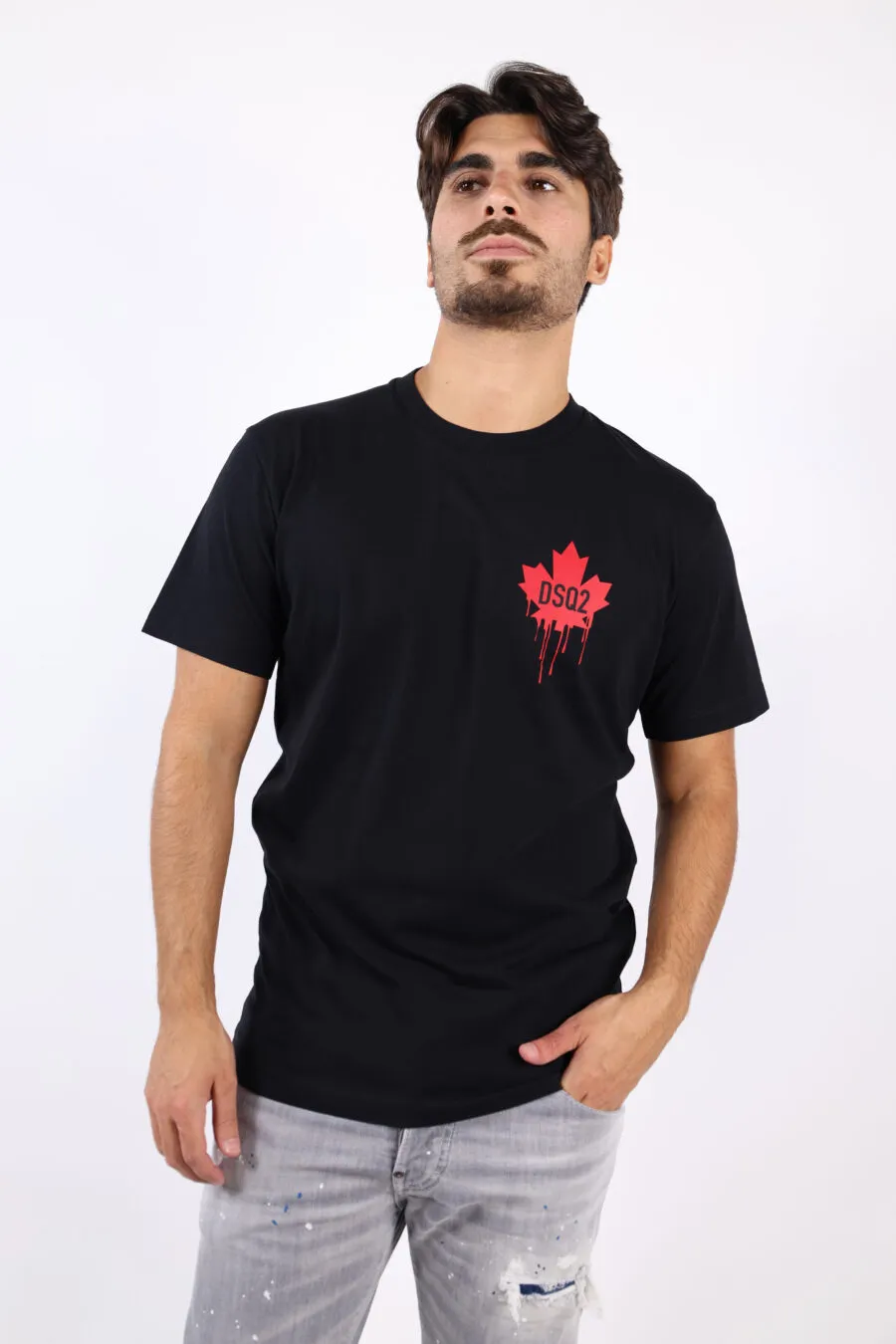 Camiseta negra con minilogo hoja sangre