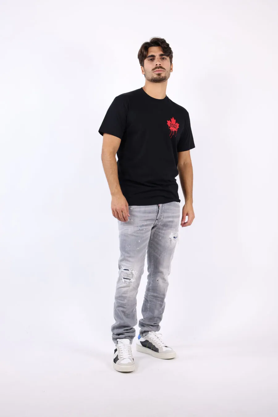 Camiseta negra con minilogo hoja sangre