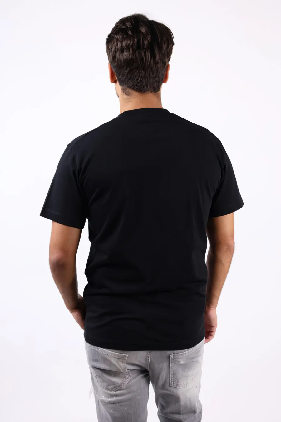 Camiseta negra con minilogo hoja sangre