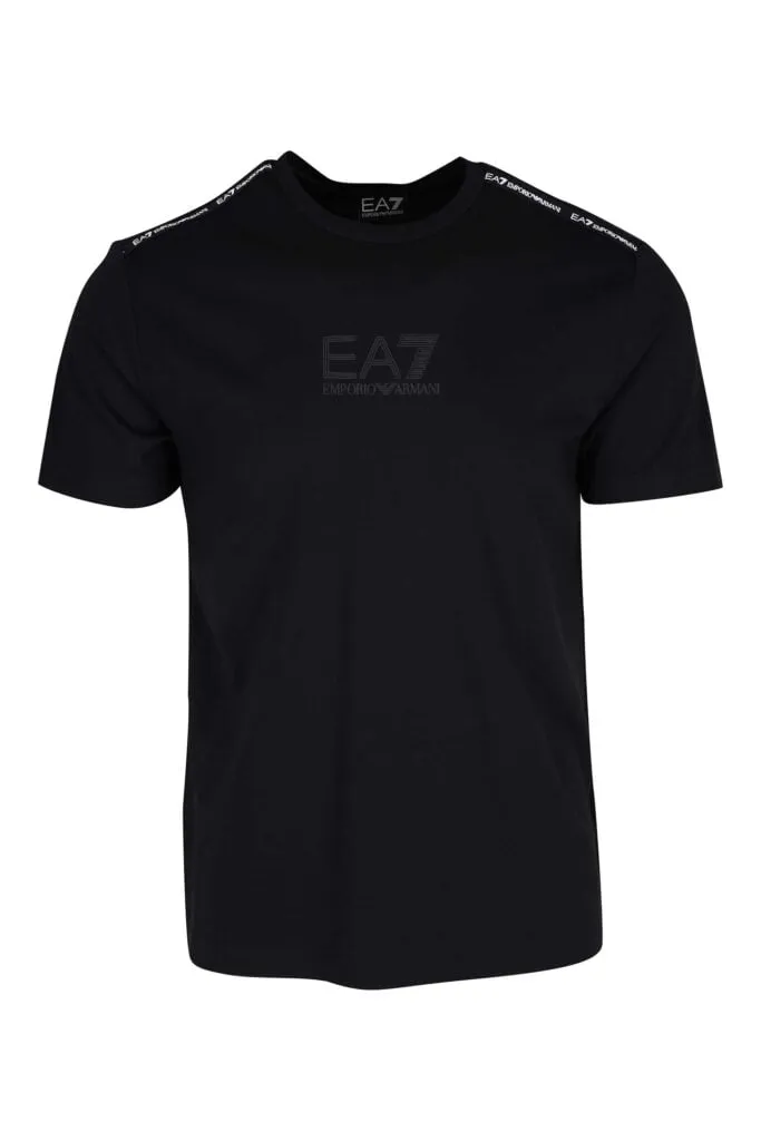 Camiseta negra con minilogo monocromático y cinta en hombros