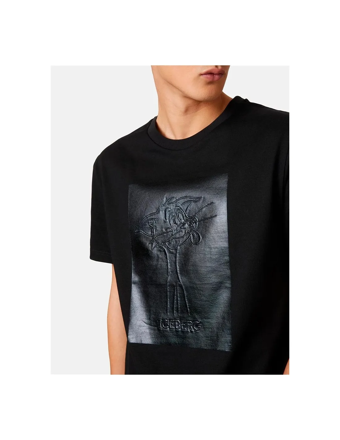 Camiseta negra con Tom bordado y plastificado