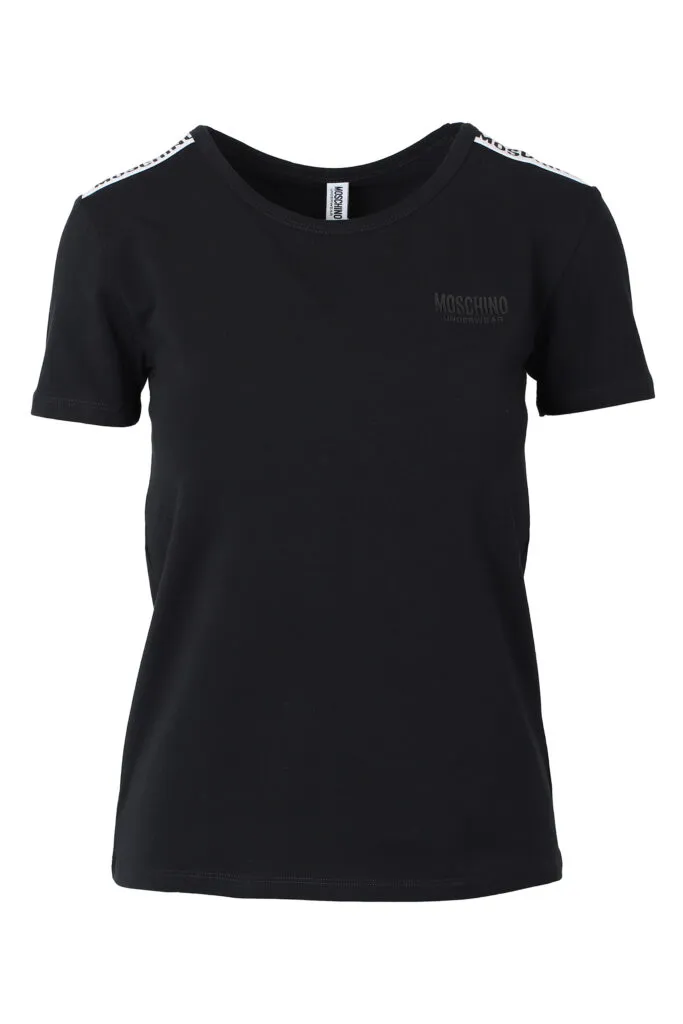 Camiseta negra slim fit con logo en cinta en hombros