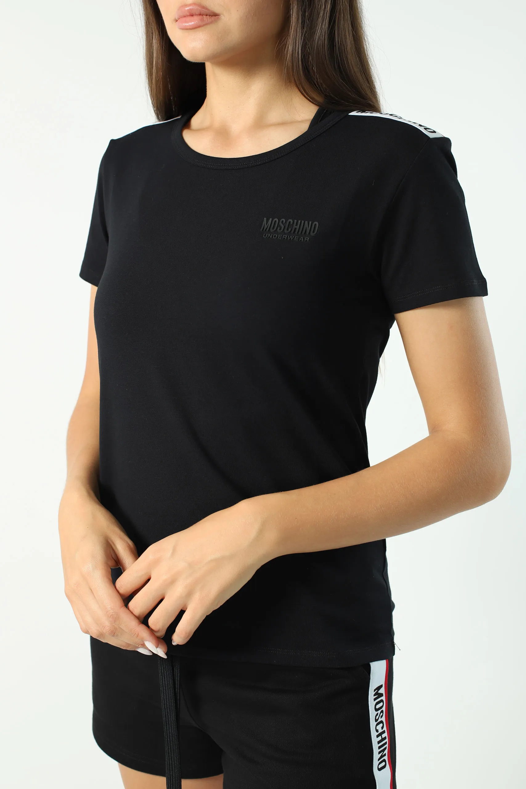 Camiseta negra slim fit con logo en cinta en hombros