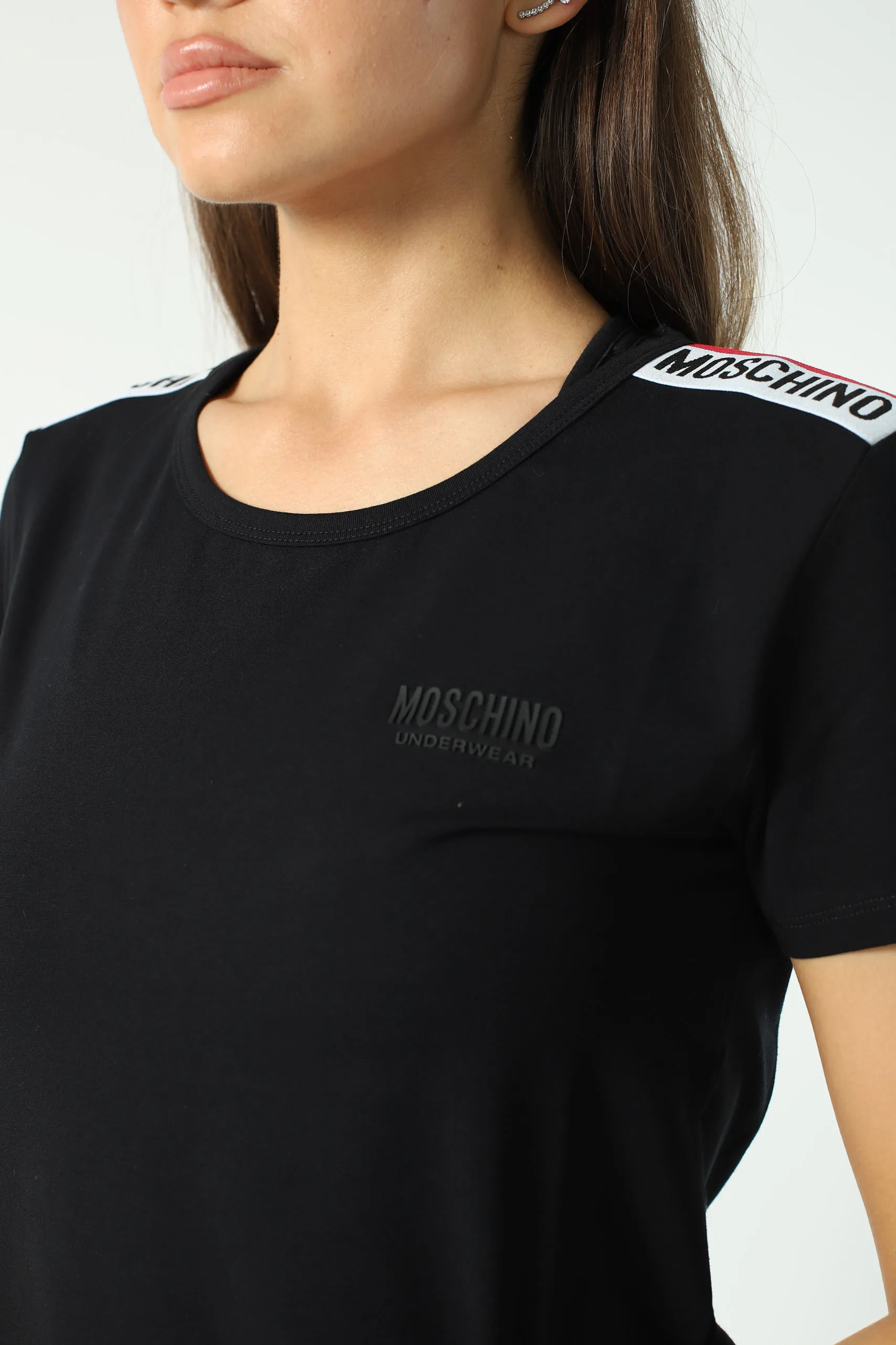 Camiseta negra slim fit con logo en cinta en hombros