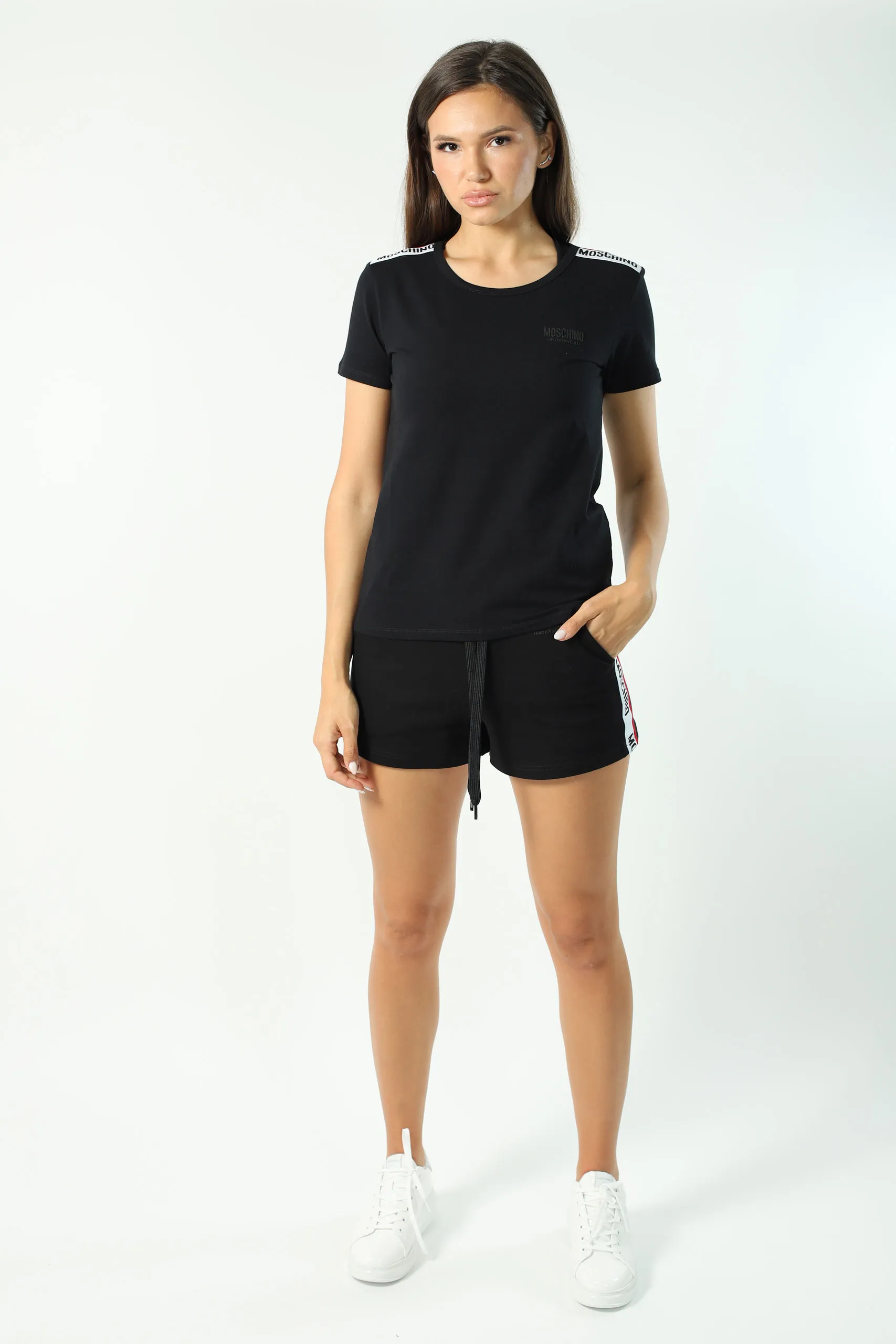 Camiseta negra slim fit con logo en cinta en hombros