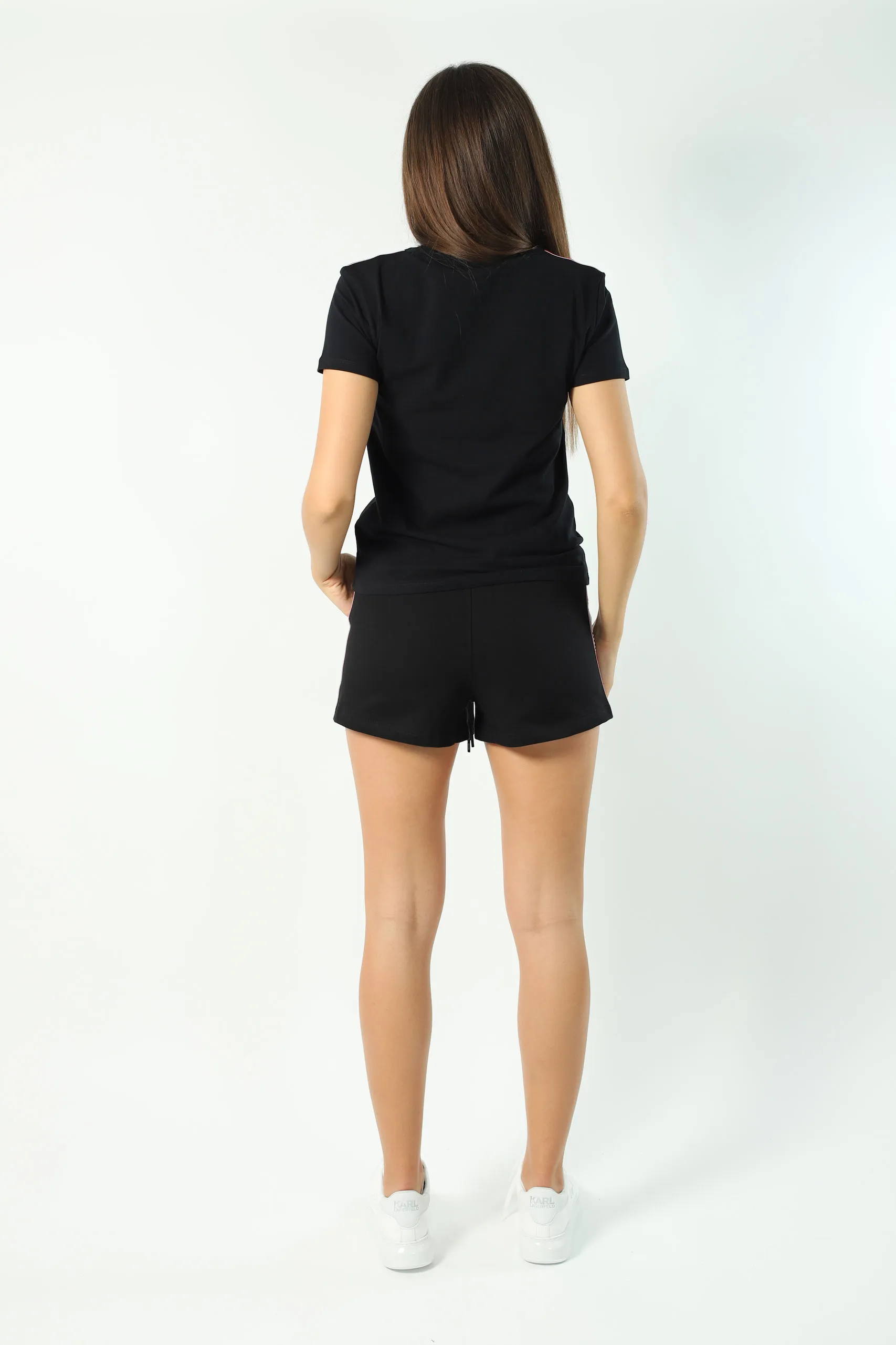 Camiseta negra slim fit con logo en cinta en hombros
