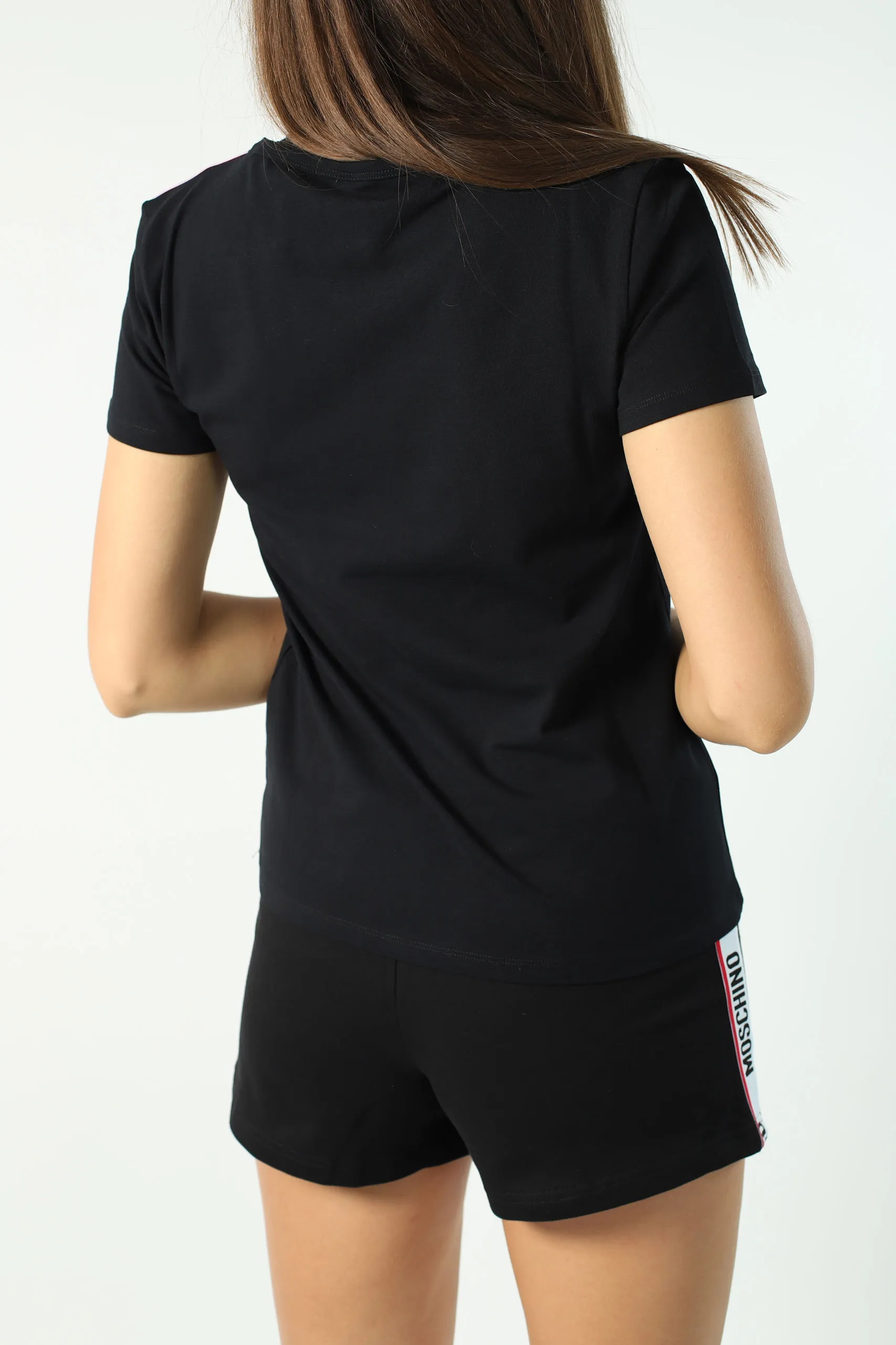 Camiseta negra slim fit con logo en cinta en hombros