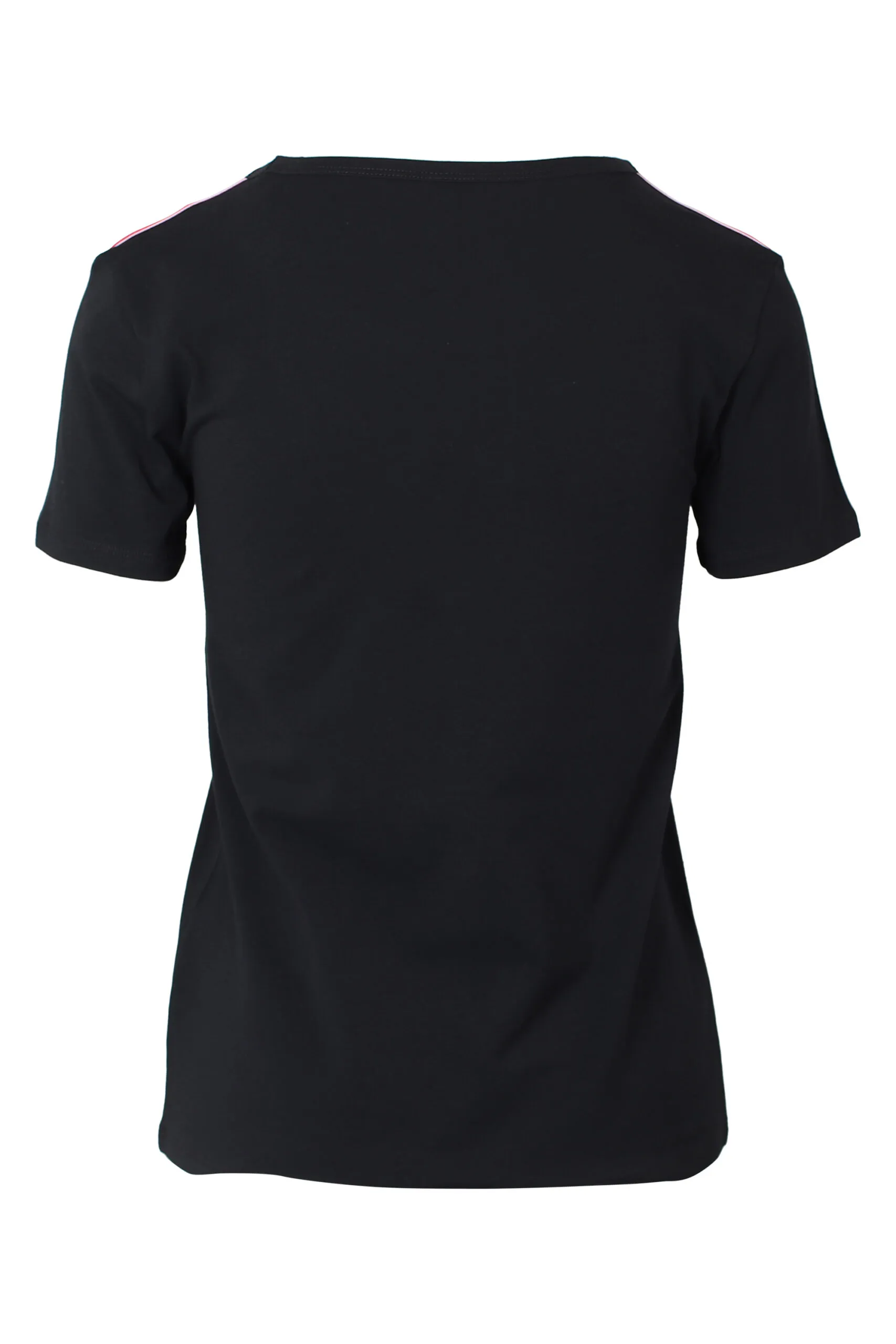 Camiseta negra slim fit con logo en cinta en hombros