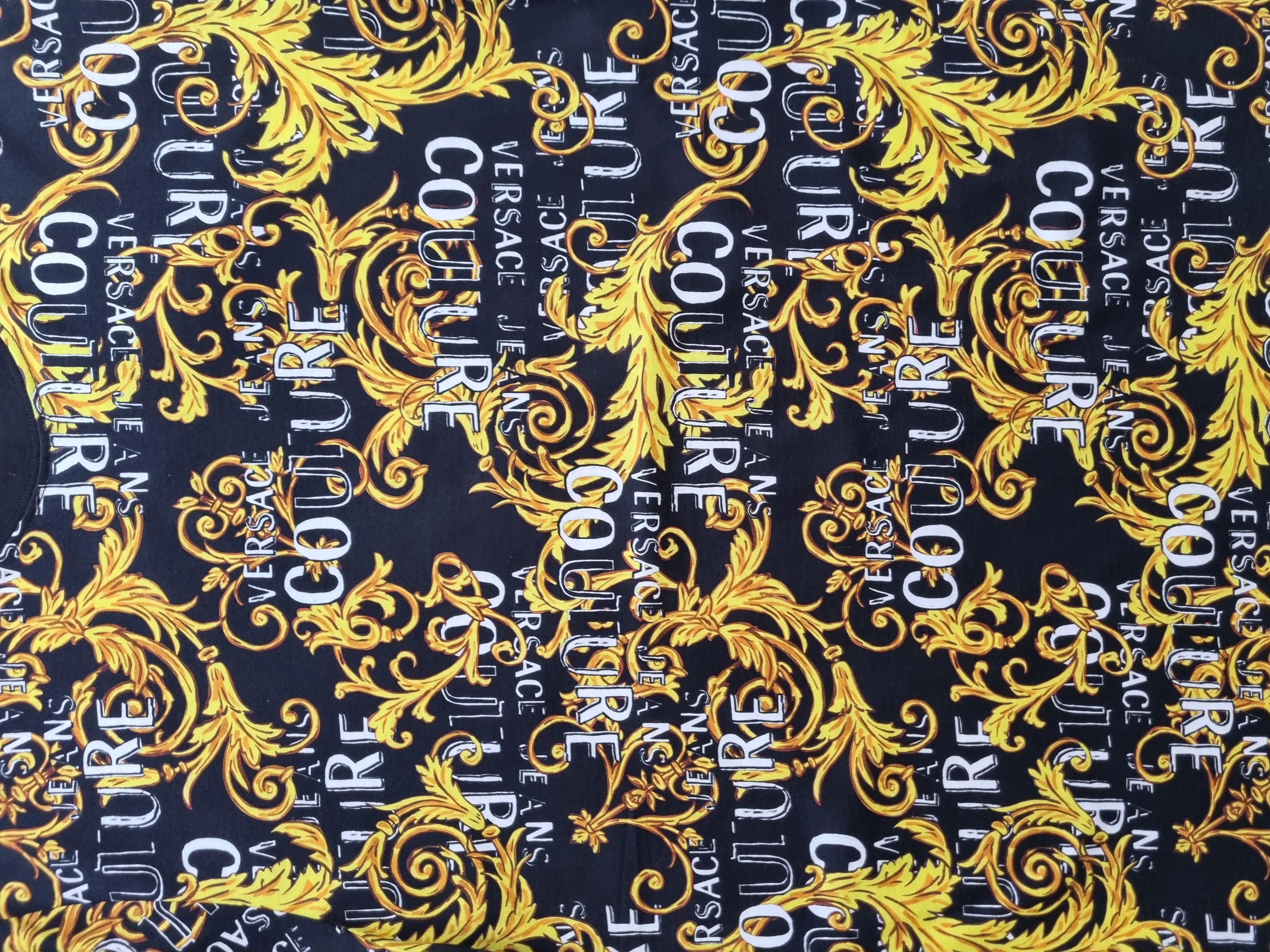 CAMISETA VERSACE JEANS COUTURE 74GAH6S0 BAROQUE AMARILLONEGRO