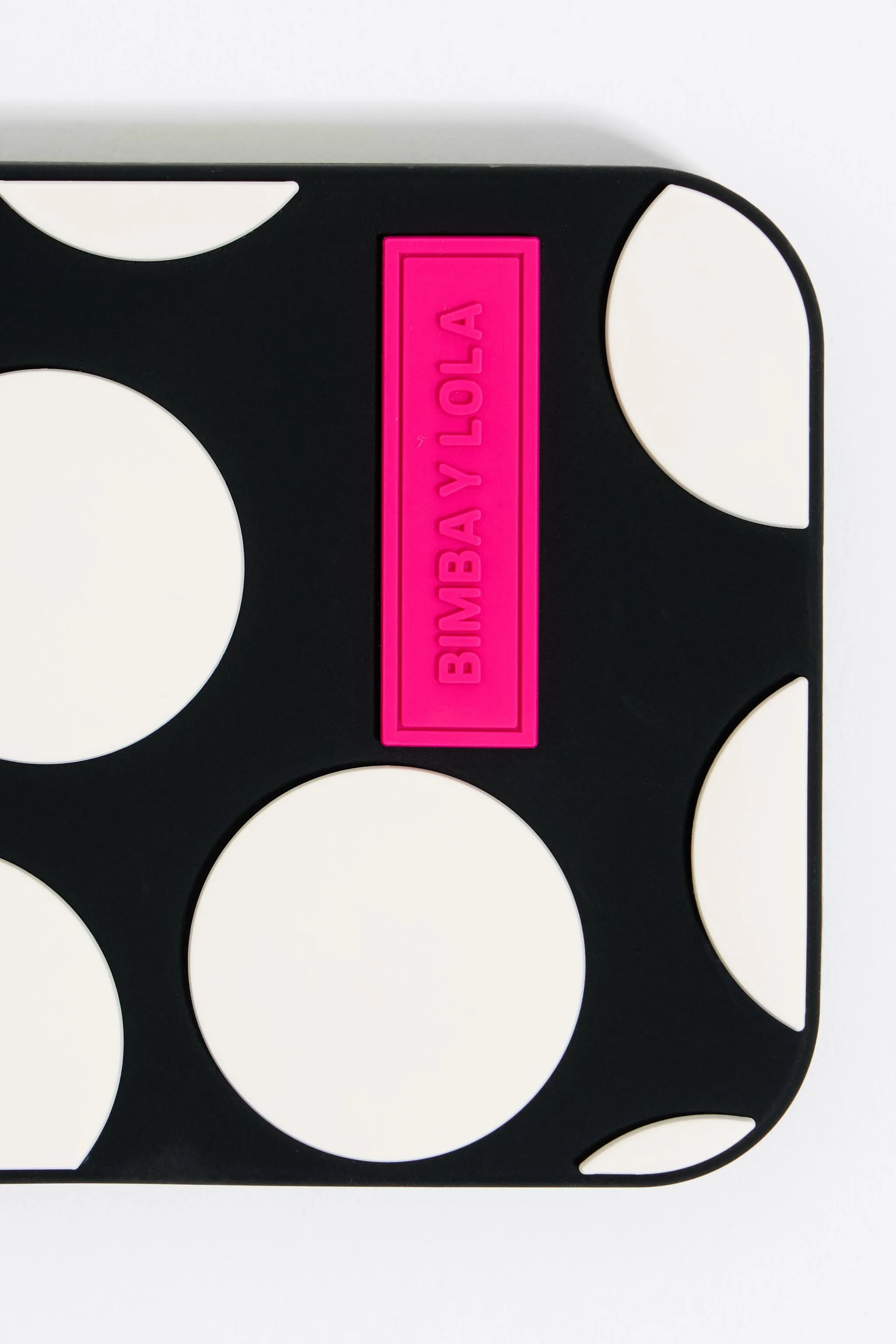 Funda iPhone 15 Pro silicona dots negra