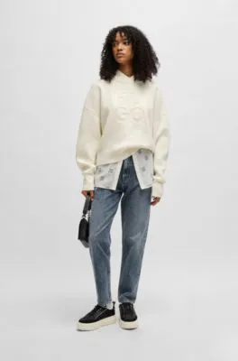 Jeans estilo mom tapered fit de denim elástico azul oscuro