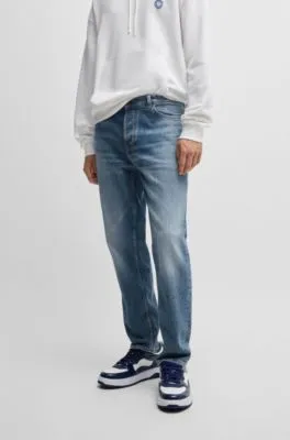 Jeans tapered fit de denim azul lavado a la piedra
