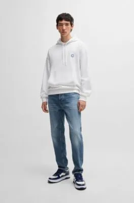 Jeans tapered fit de denim azul lavado a la piedra