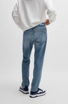 Jeans tapered fit de denim azul lavado a la piedra